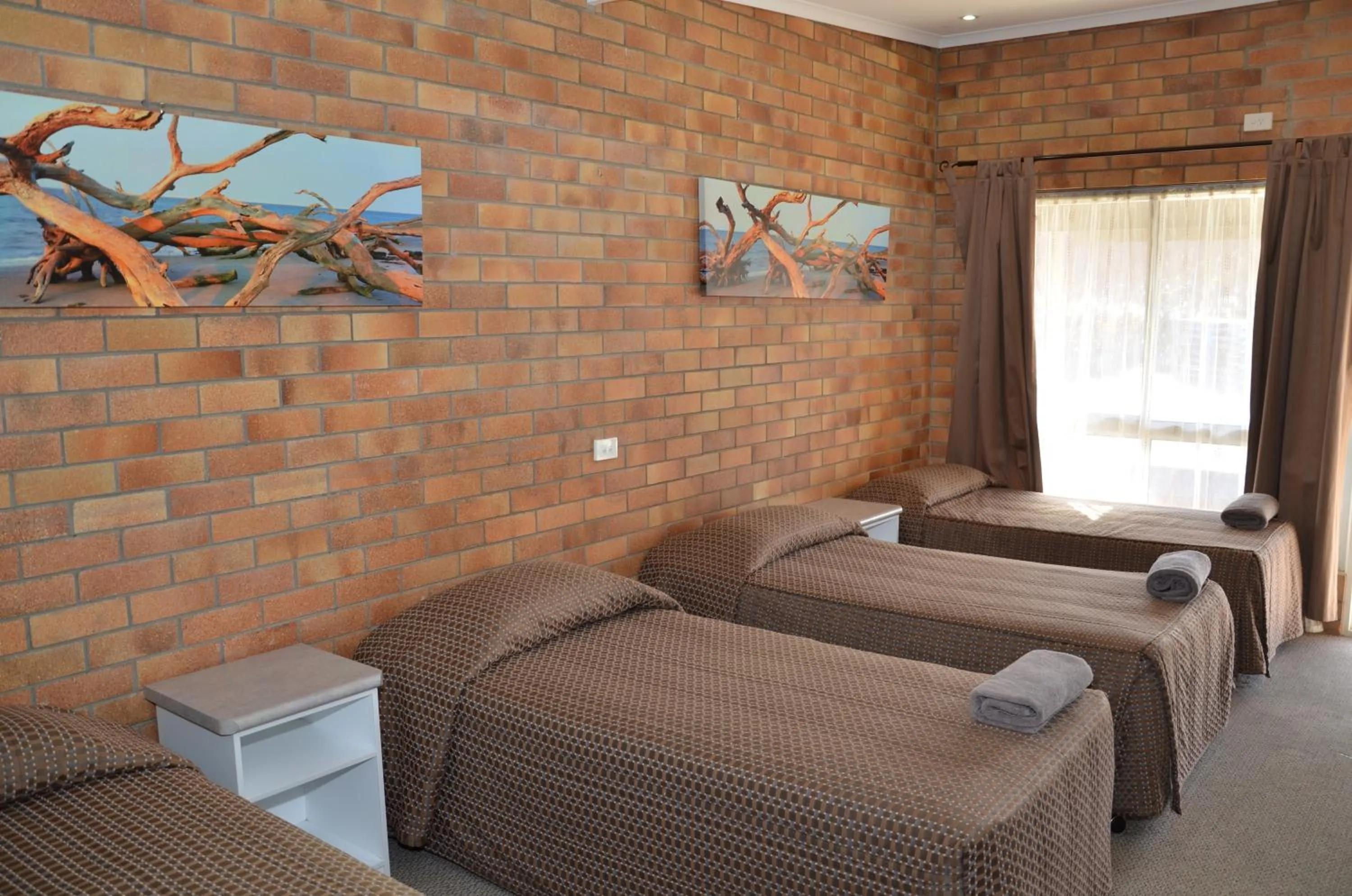 Bedroom, Bed in Warwick Motor Inn