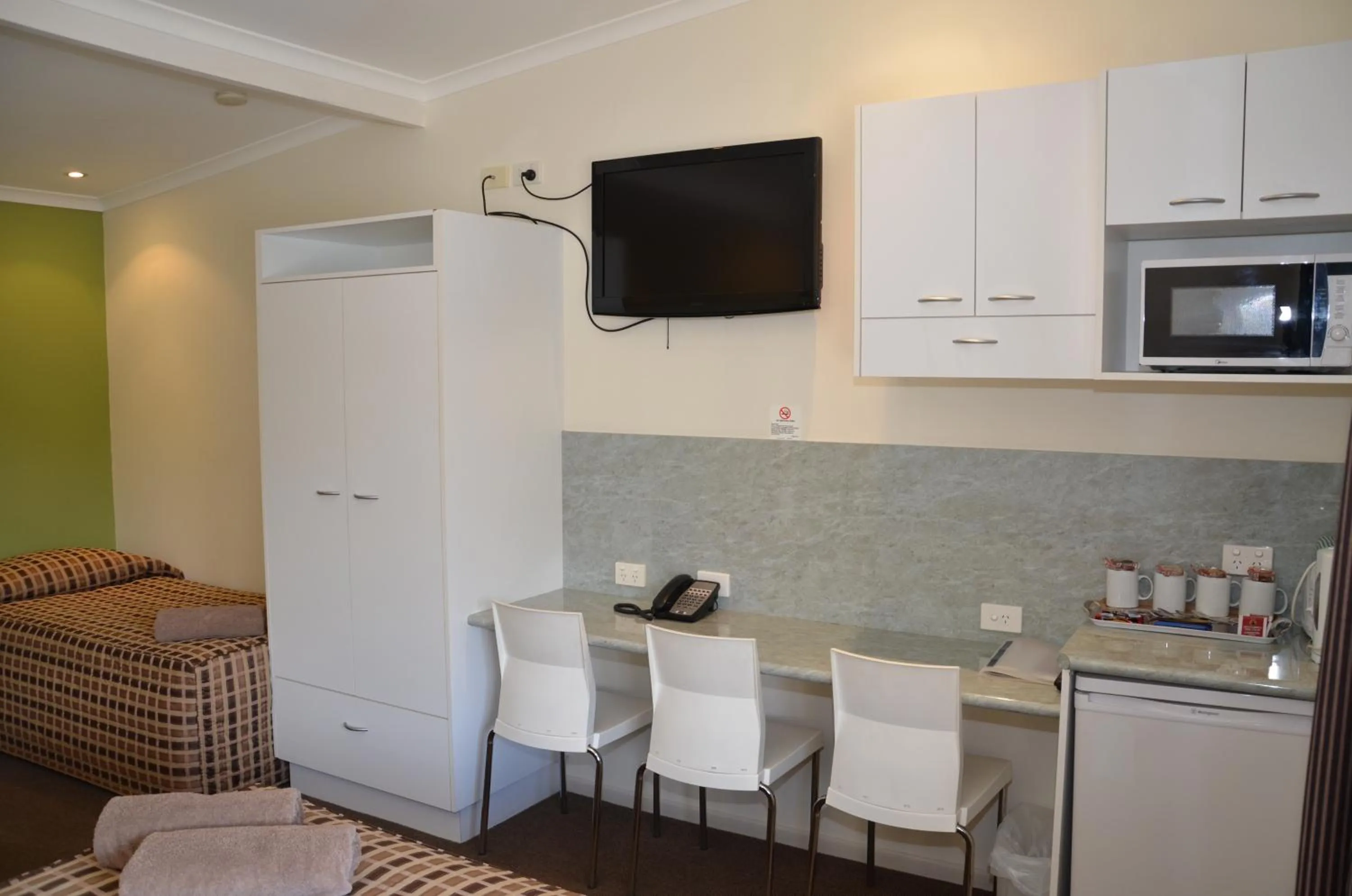 Photo of the whole room in Warwick Motor Inn