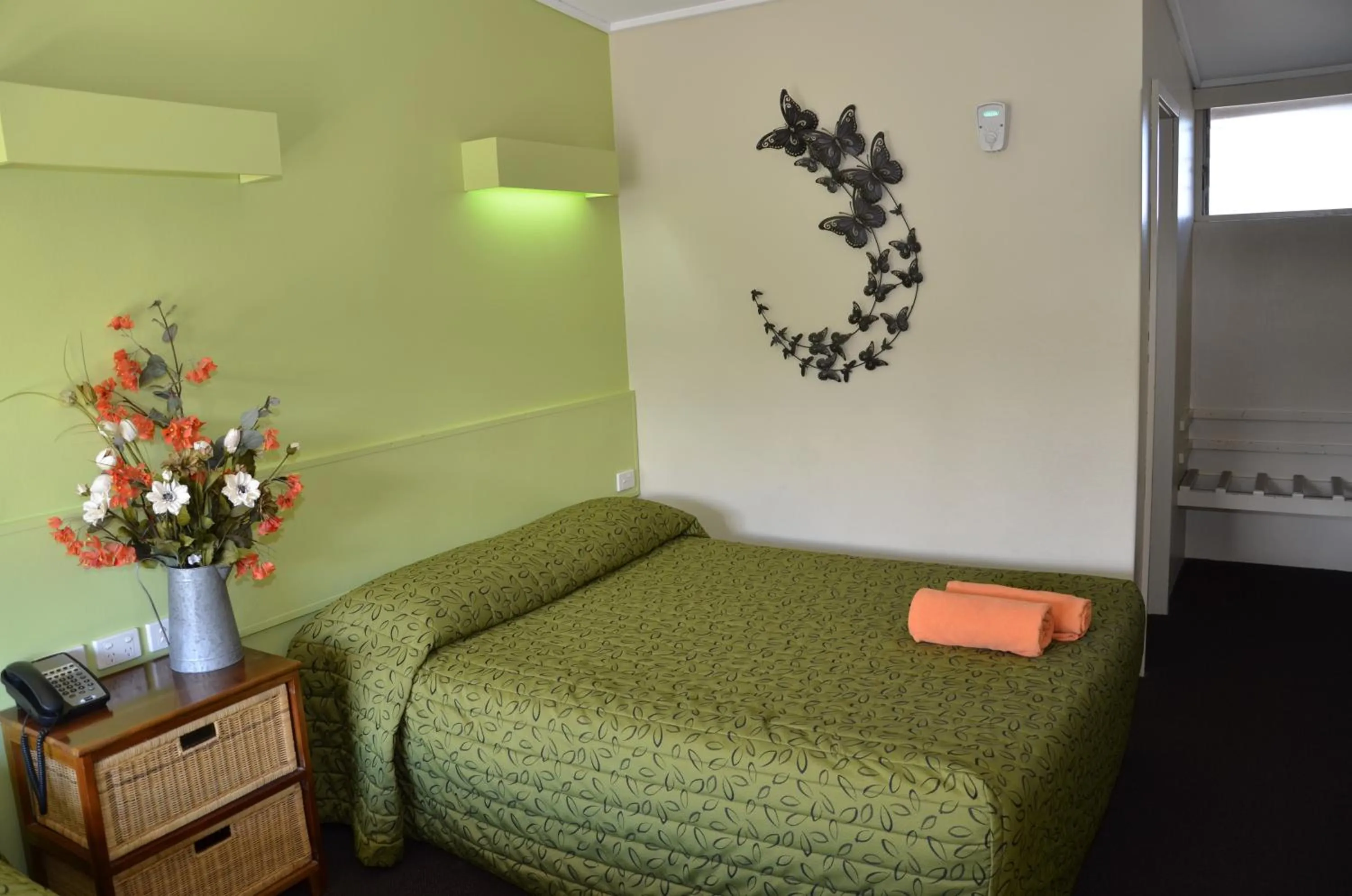 Bedroom in Warwick Motor Inn