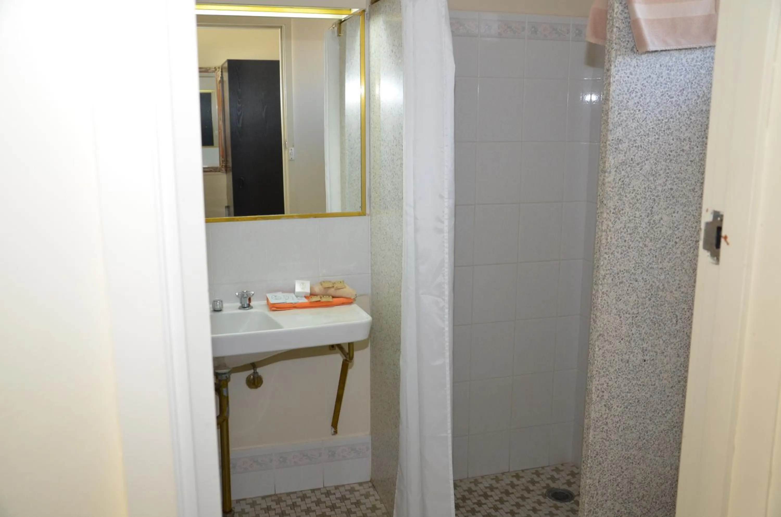 Bathroom in Warwick Motor Inn