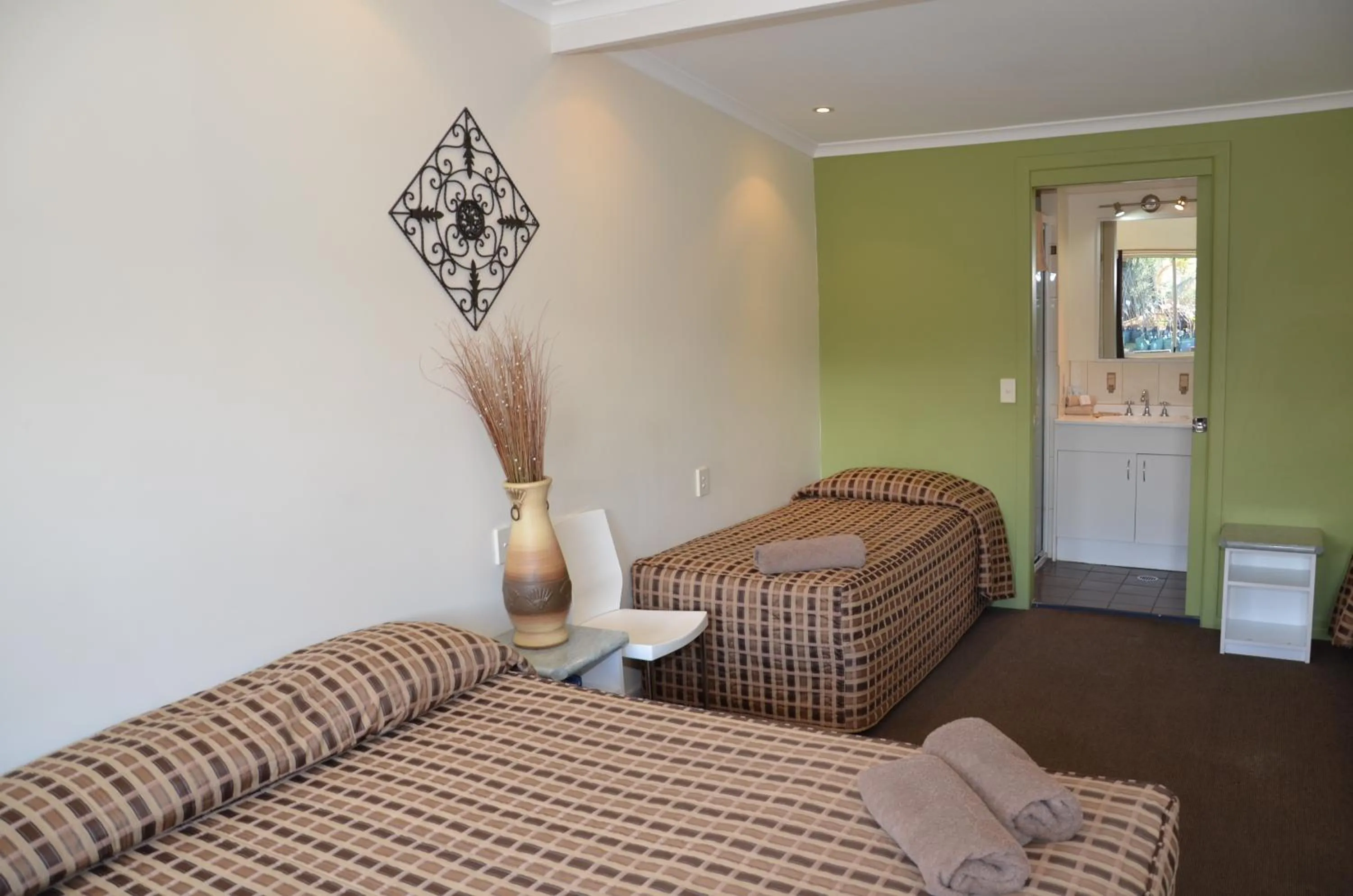 Bedroom, Bed in Warwick Motor Inn