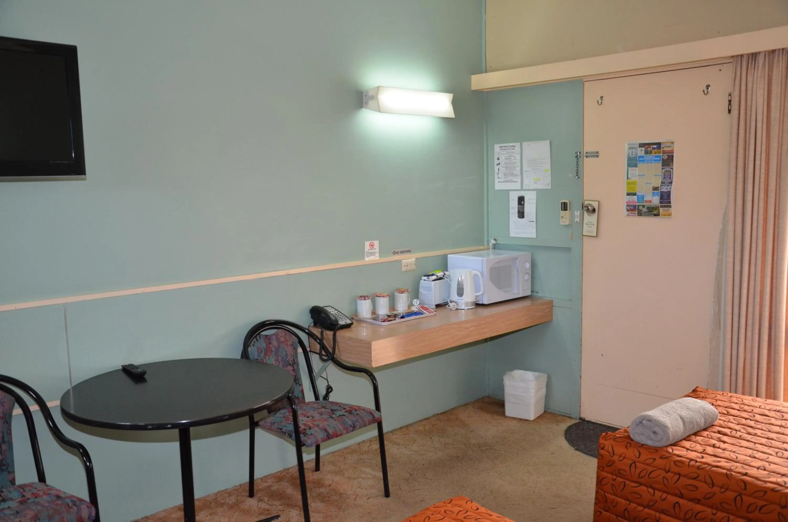 Photo of the whole room in Warwick Motor Inn