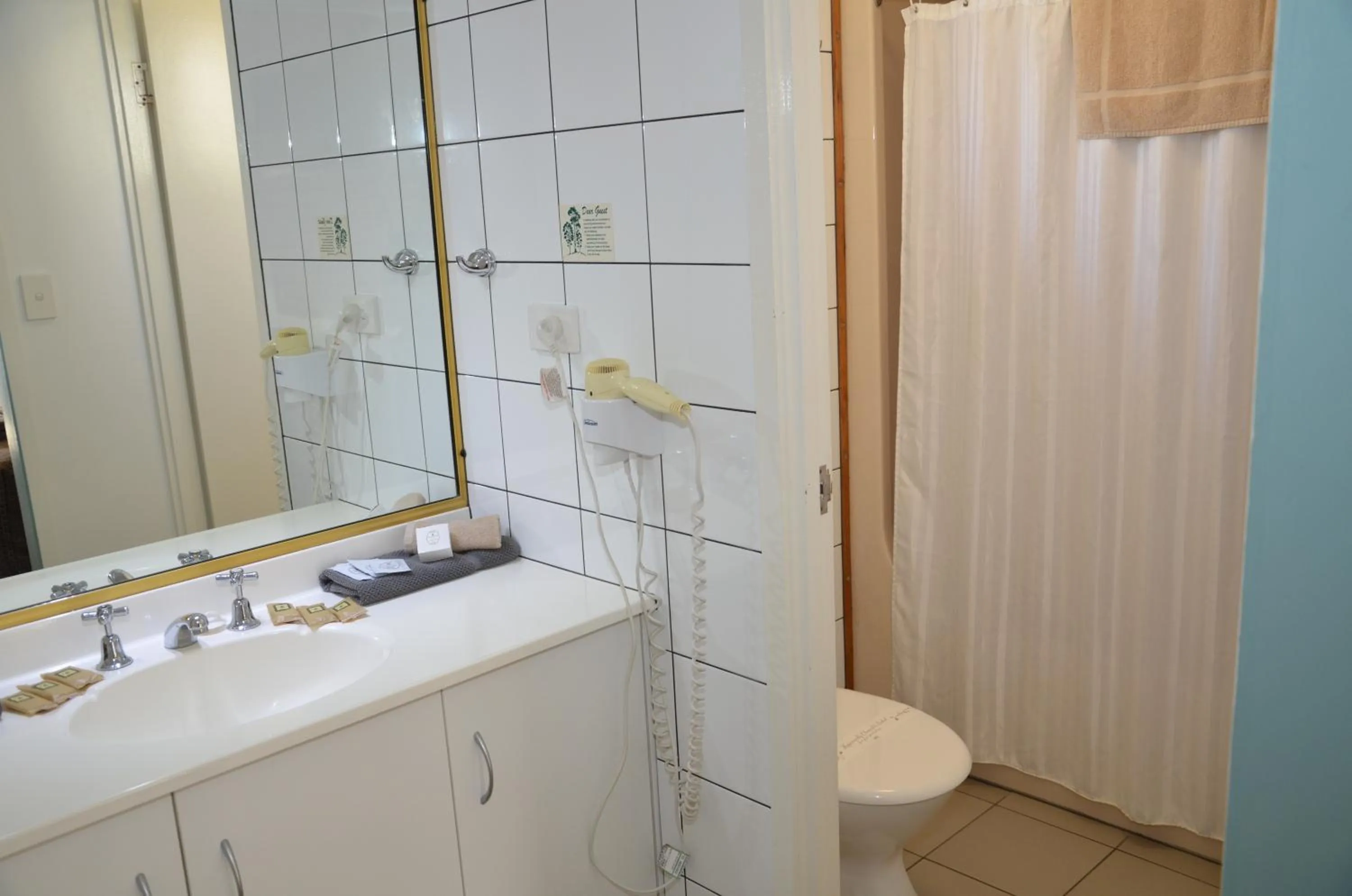 Bathroom in Warwick Motor Inn