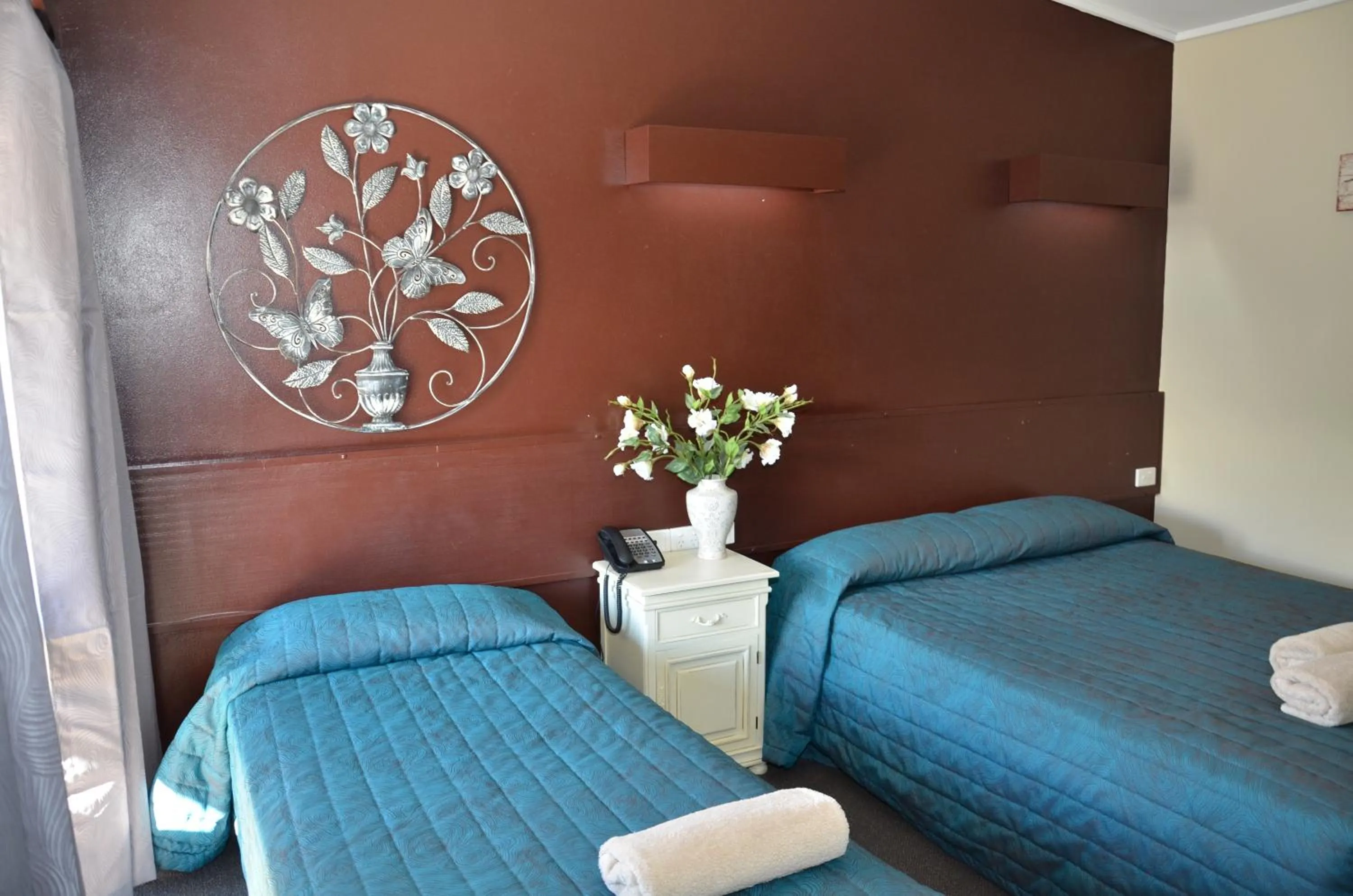 Bedroom, Bed in Warwick Motor Inn