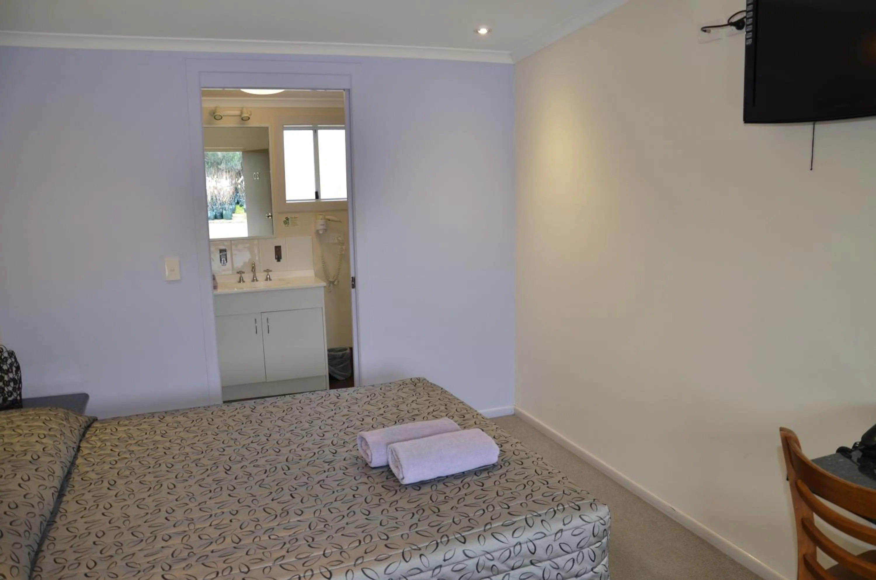 Bedroom, Bed in Warwick Motor Inn