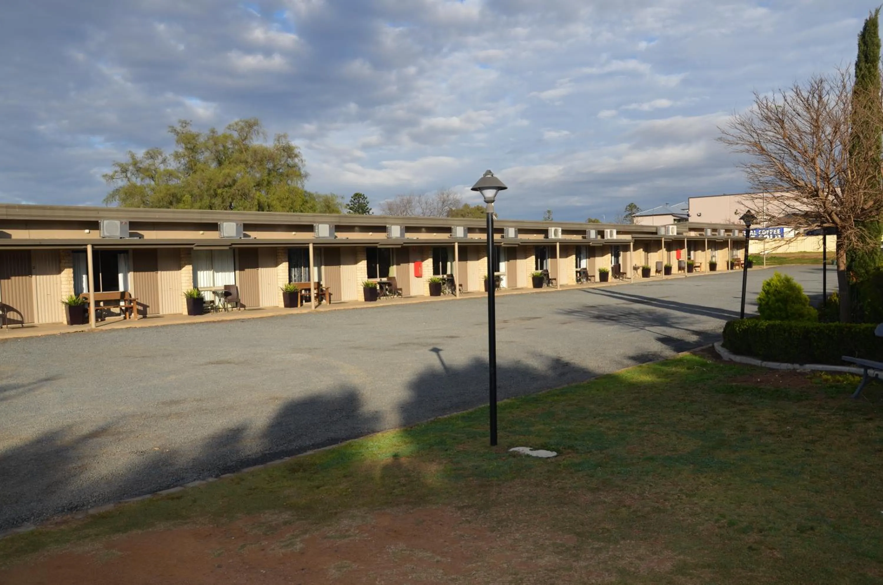 Facade/entrance in Warwick Motor Inn