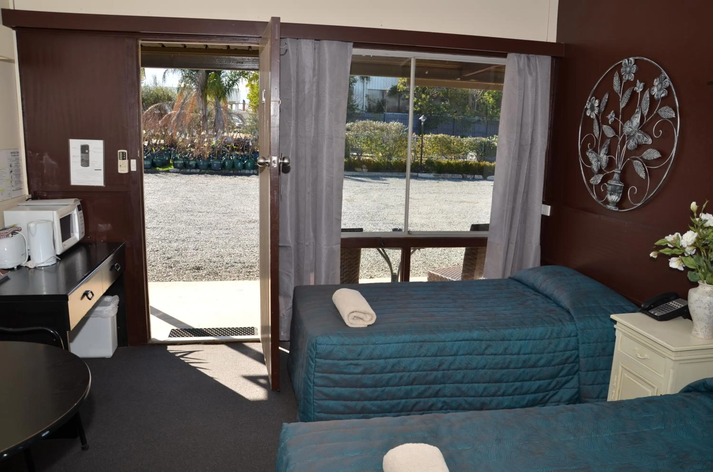 Bedroom in Warwick Motor Inn