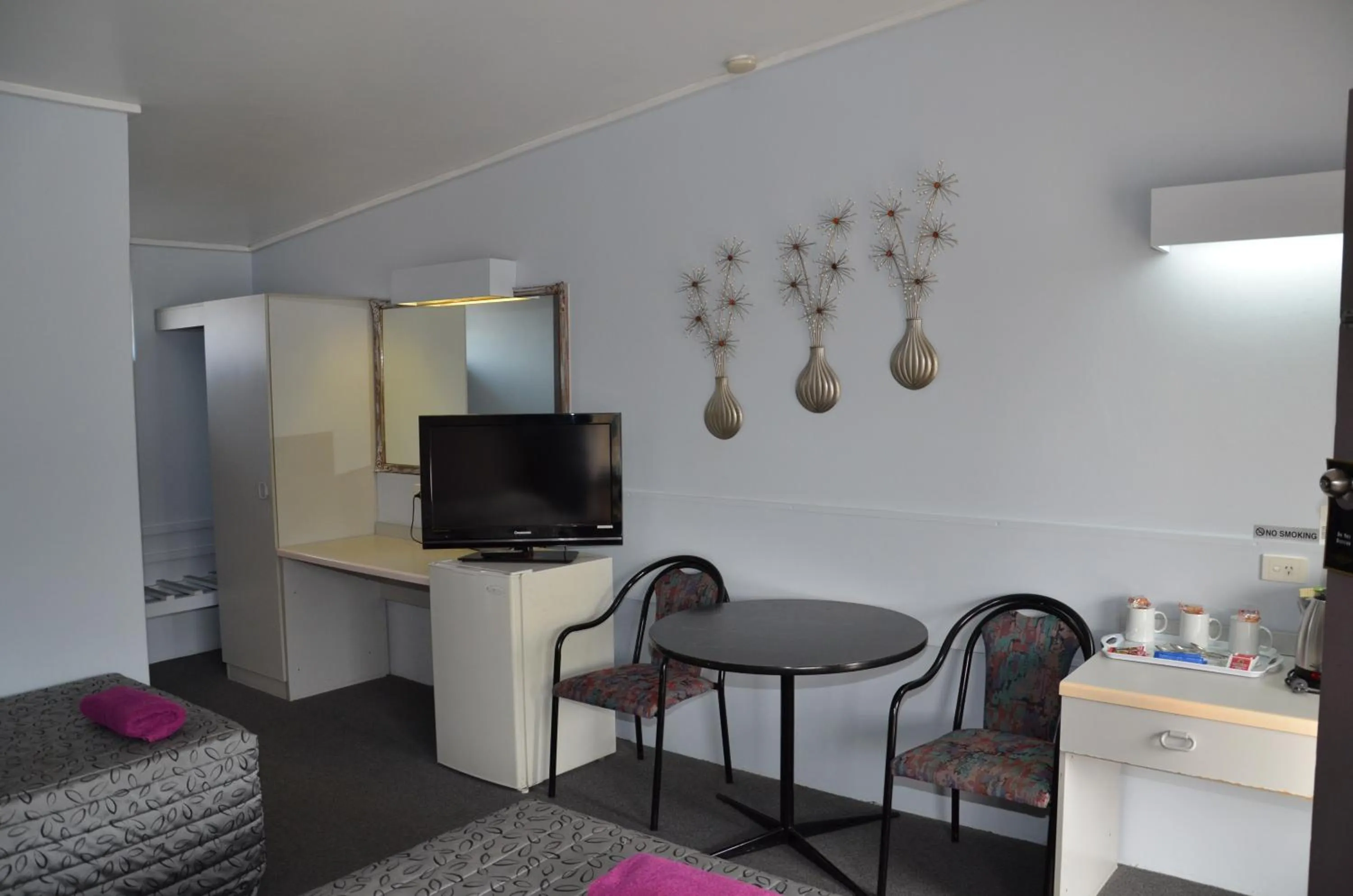 Photo of the whole room in Warwick Motor Inn