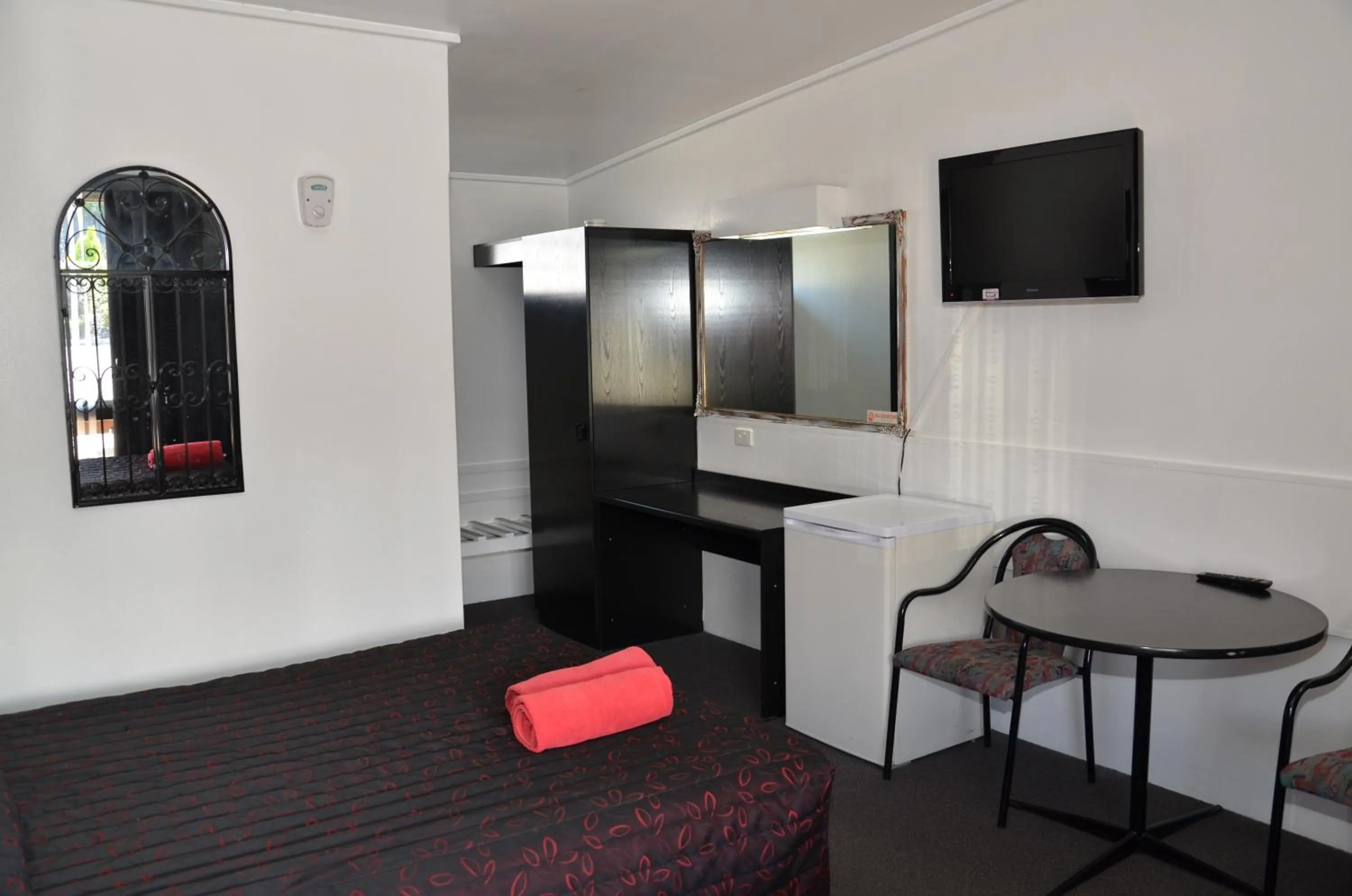 Bedroom in Warwick Motor Inn