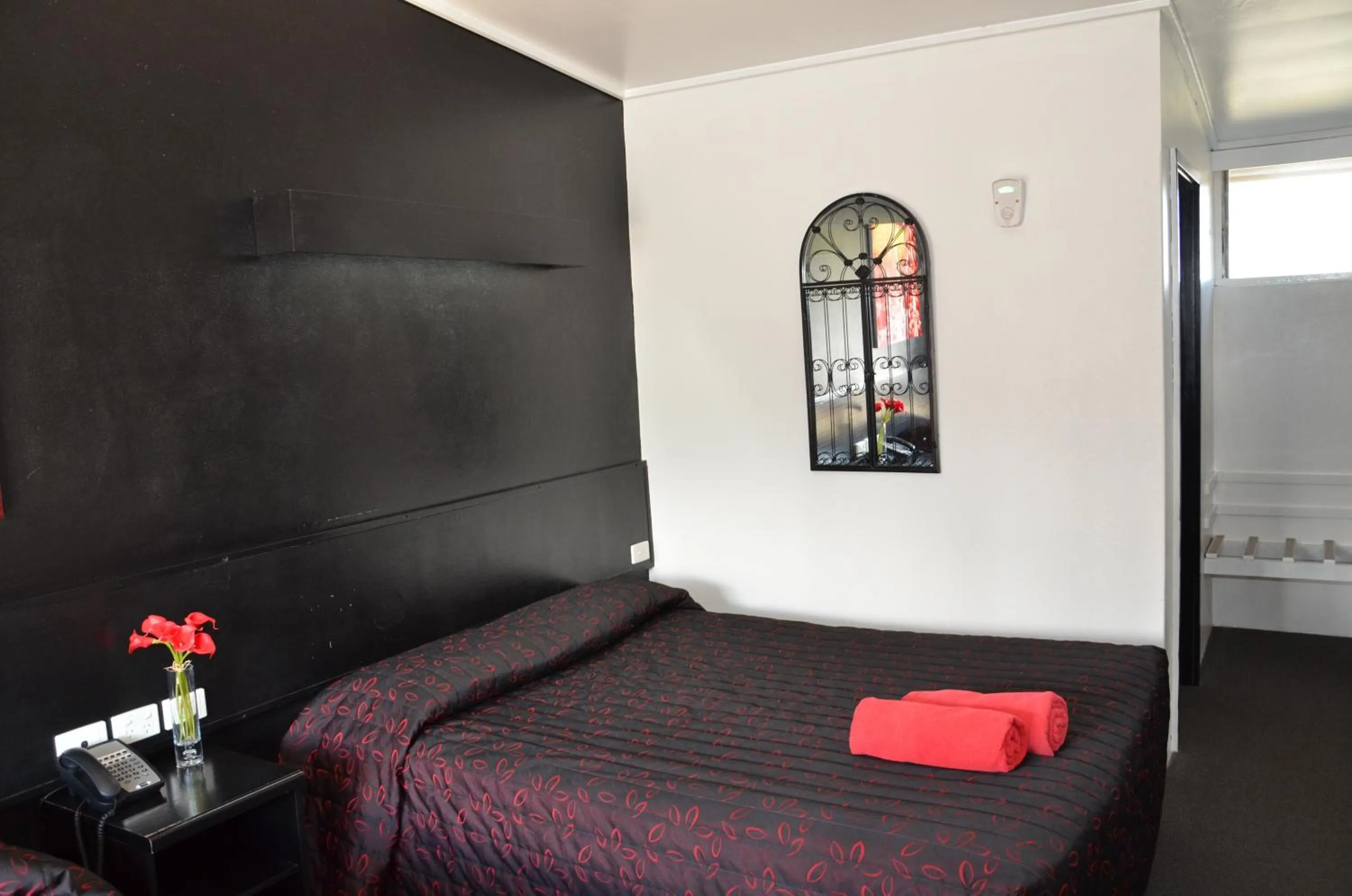 Bedroom, Bed in Warwick Motor Inn