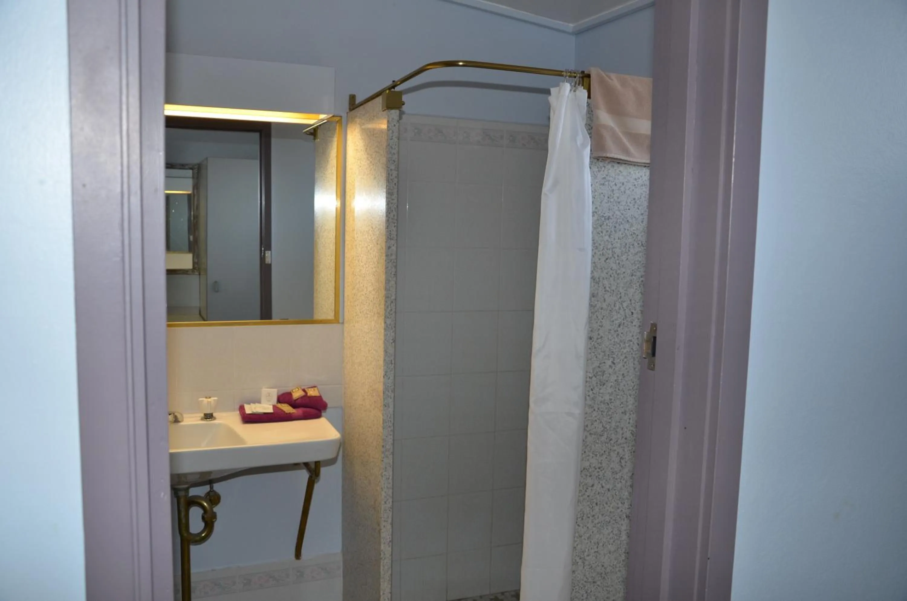 Bathroom in Warwick Motor Inn