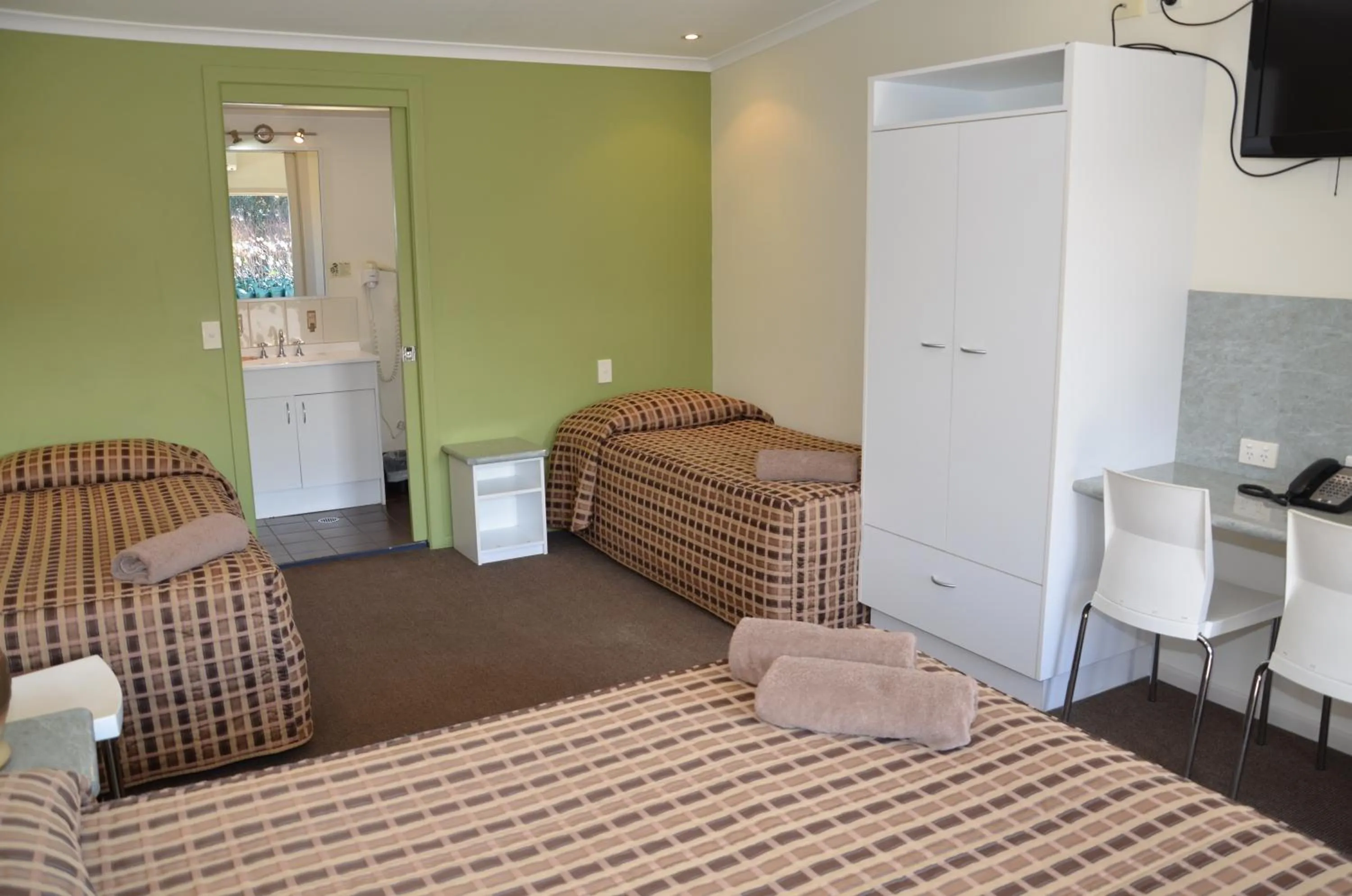 Bedroom in Warwick Motor Inn