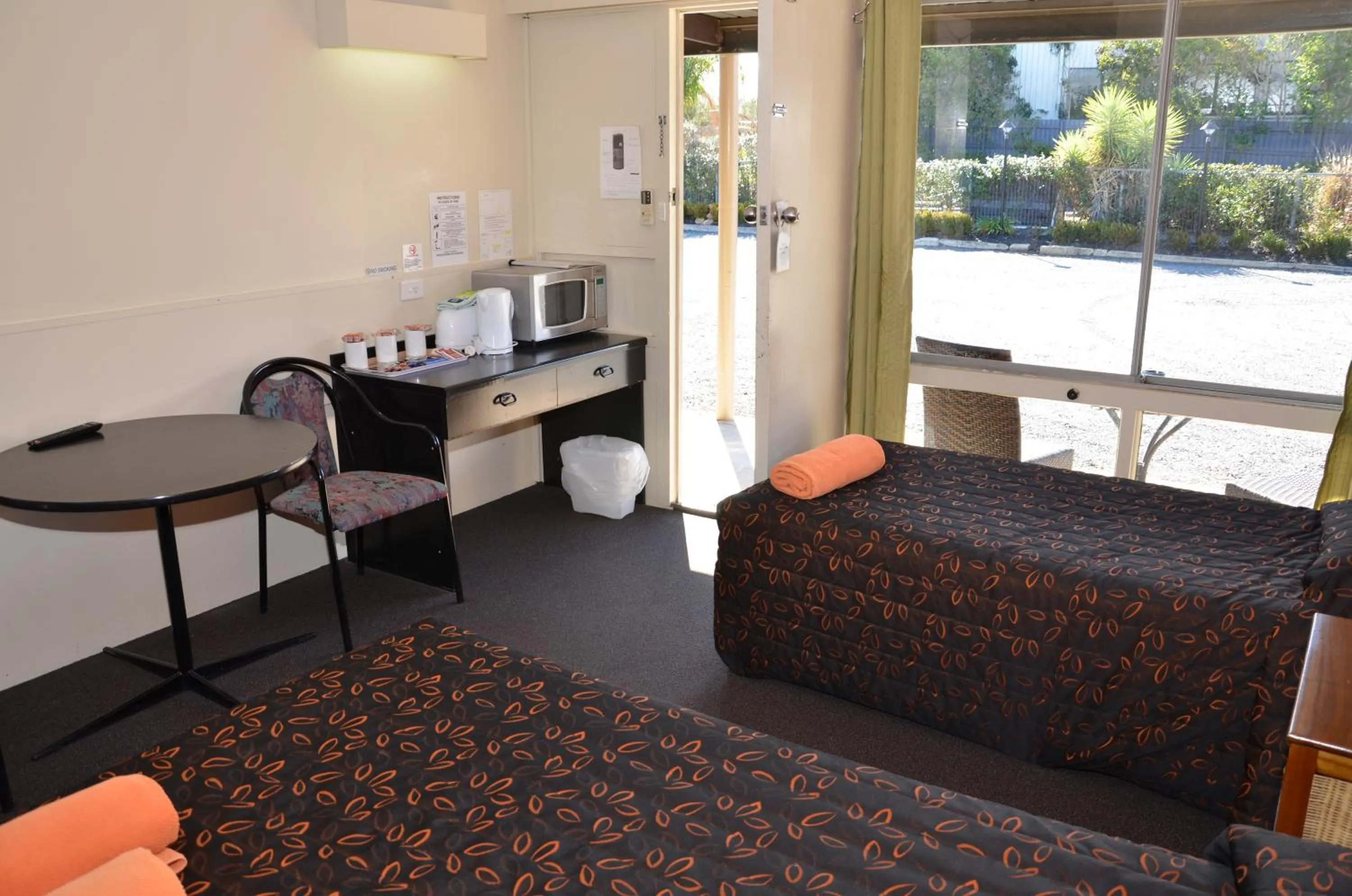 Bedroom in Warwick Motor Inn