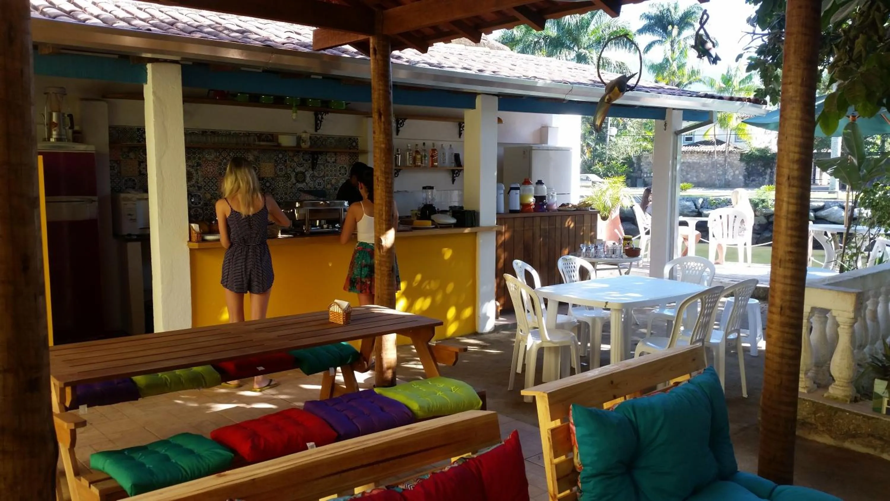 Communal lounge/ TV room in Maracujá Hostel
