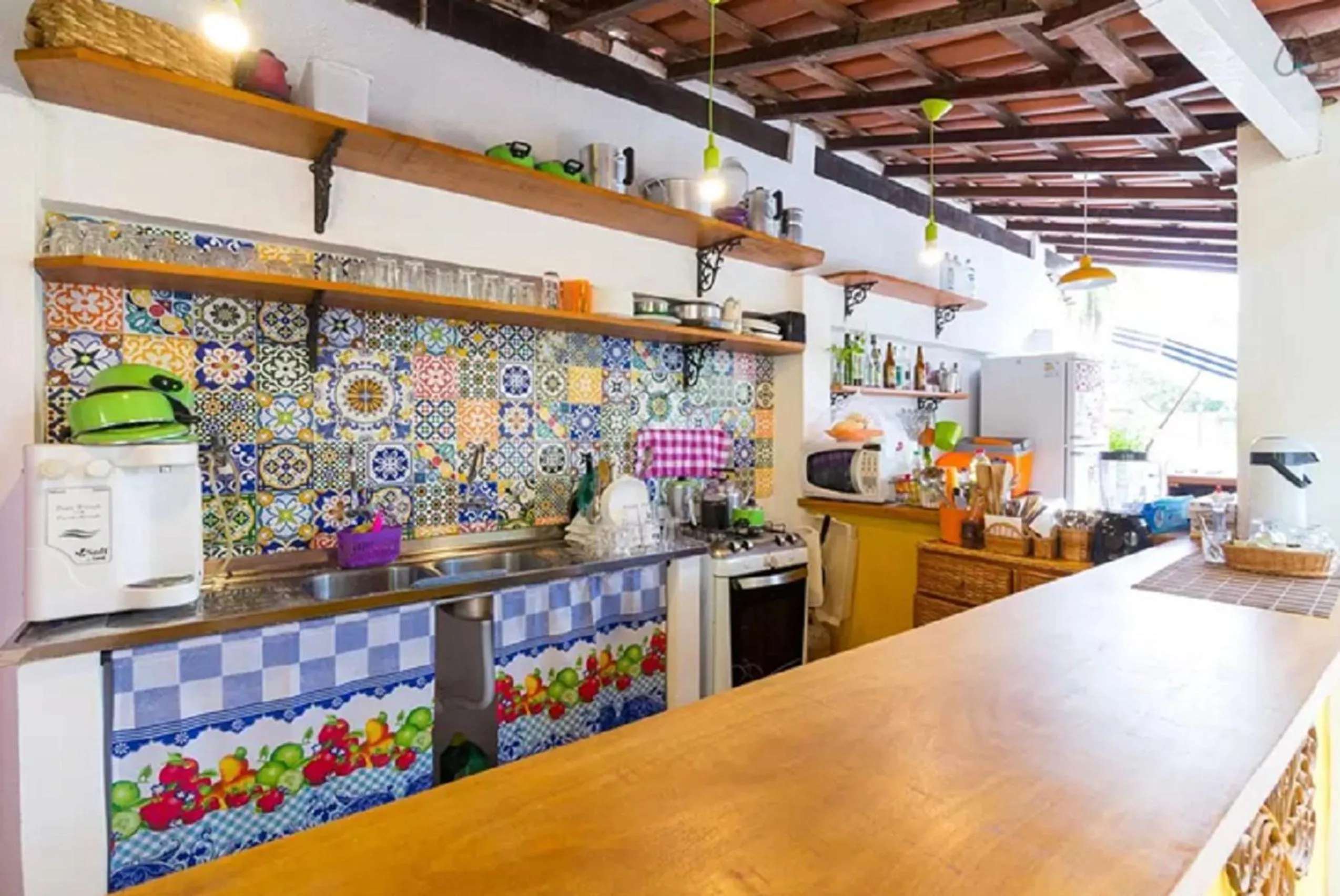 Communal kitchen in Maracujá Hostel