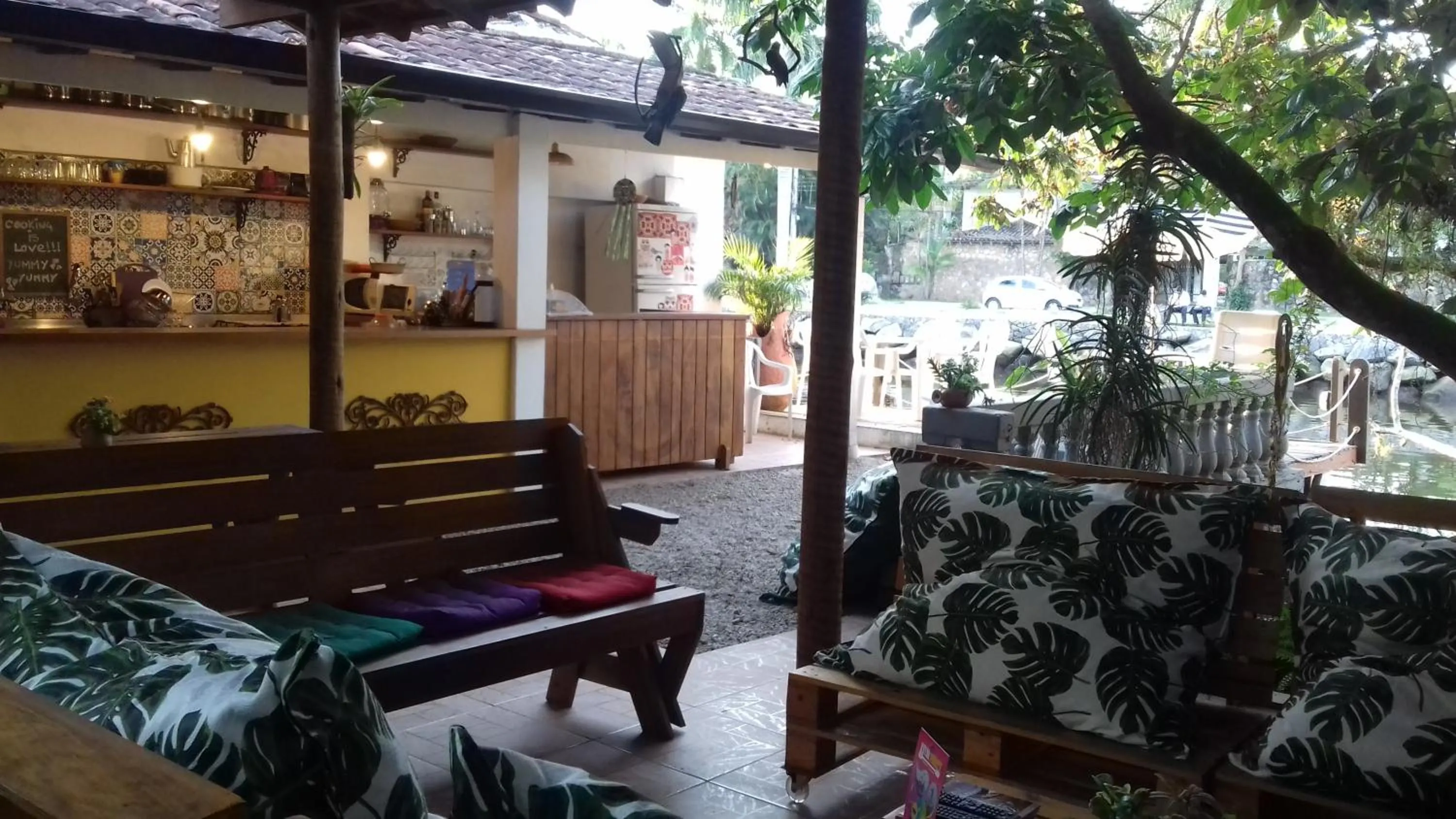 Communal lounge/ TV room in Maracujá Hostel