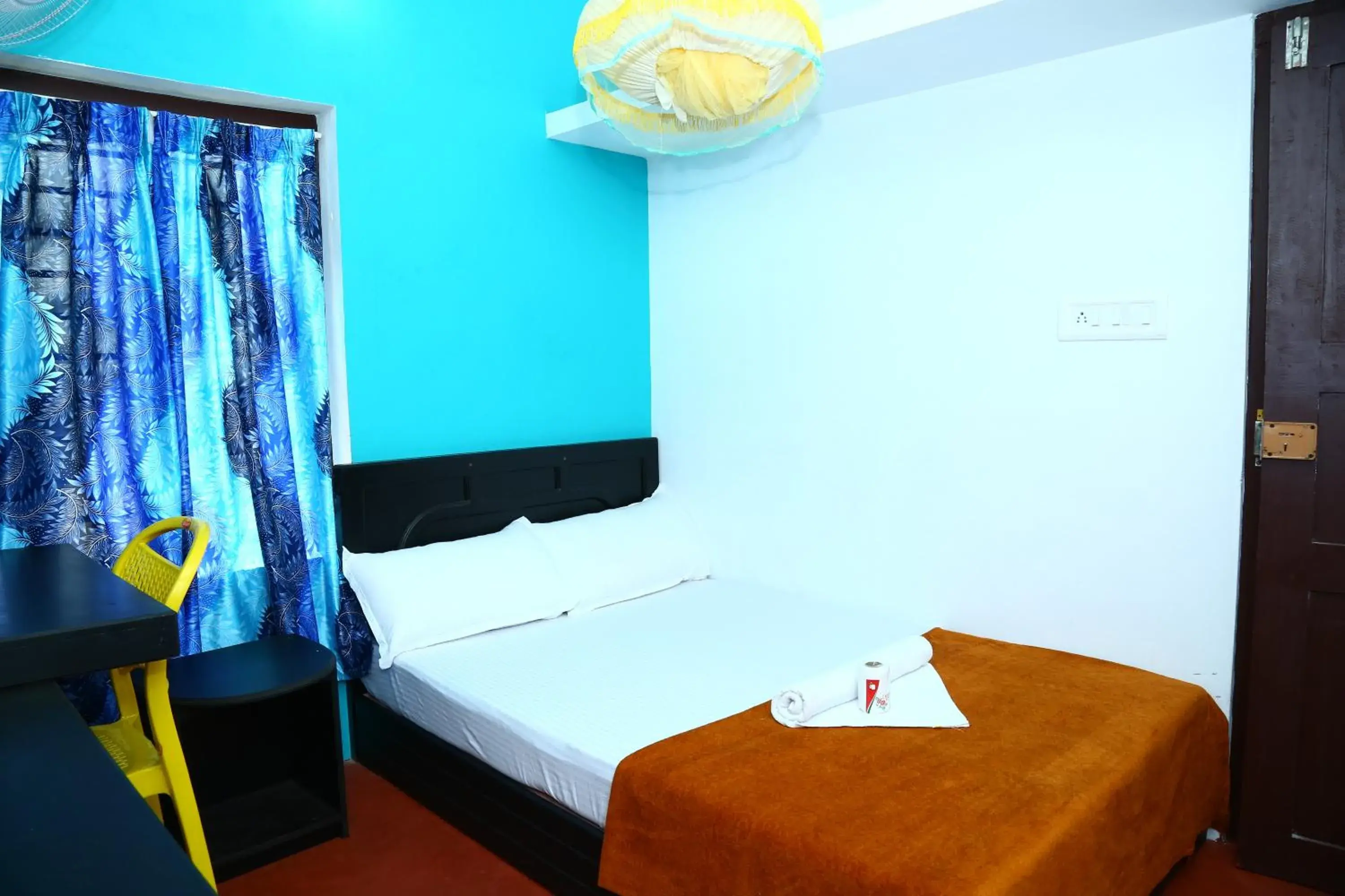 Budget Double Room in Funky Art Beach House Budget Double Room in Funky Art Beach House