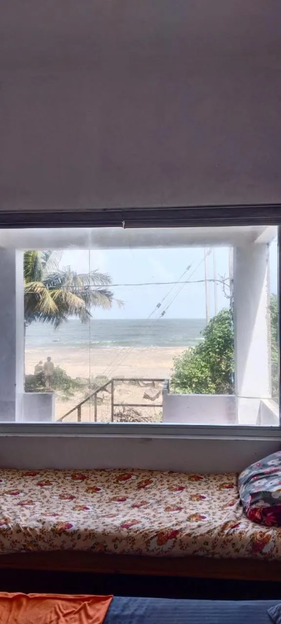 Deluxe Triple Room with Sea View in Funky Art Beach House