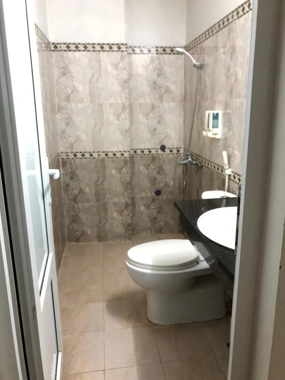 Toilet in Cozi Hotel