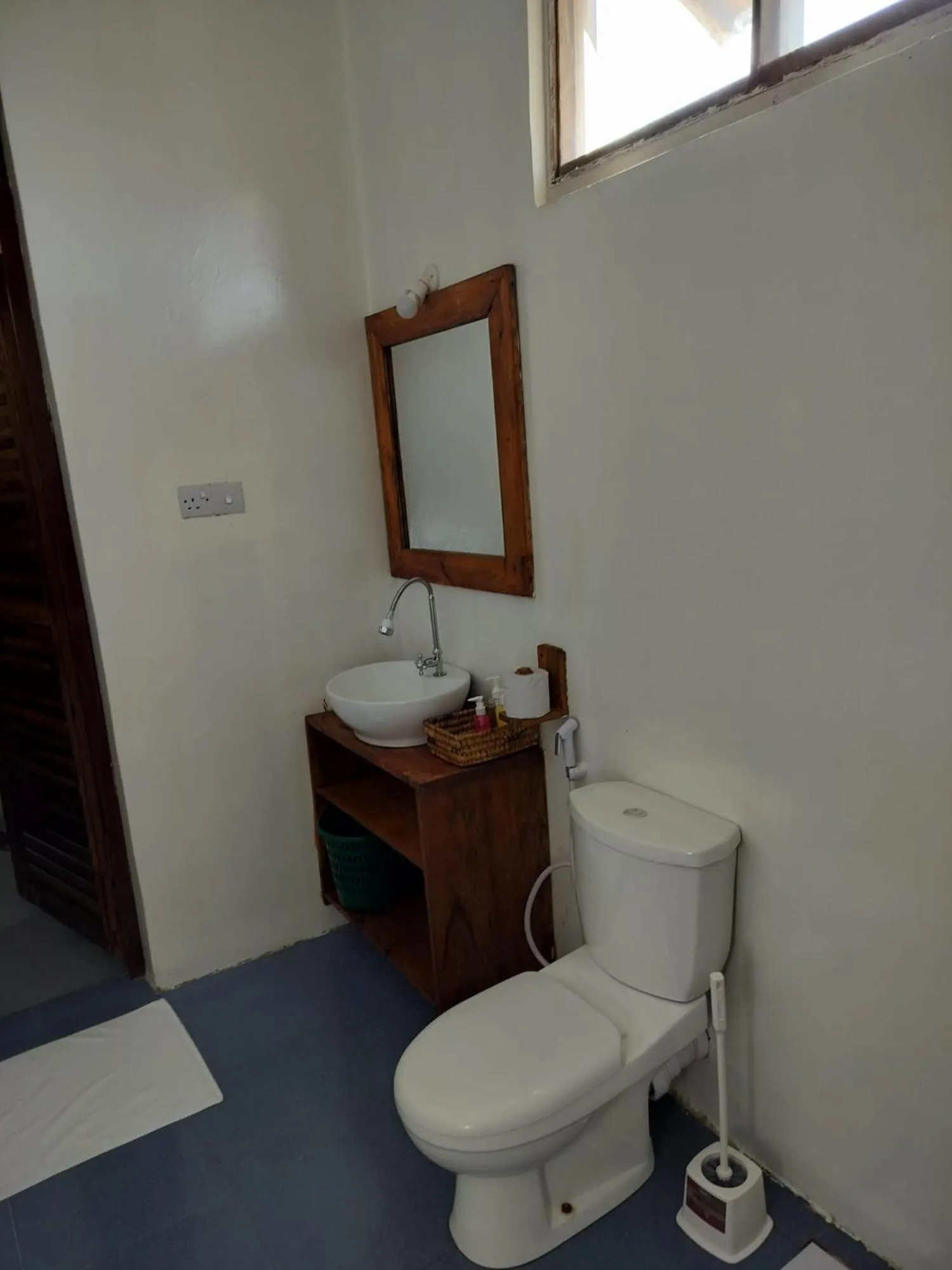 Toilet in Andy's Inn