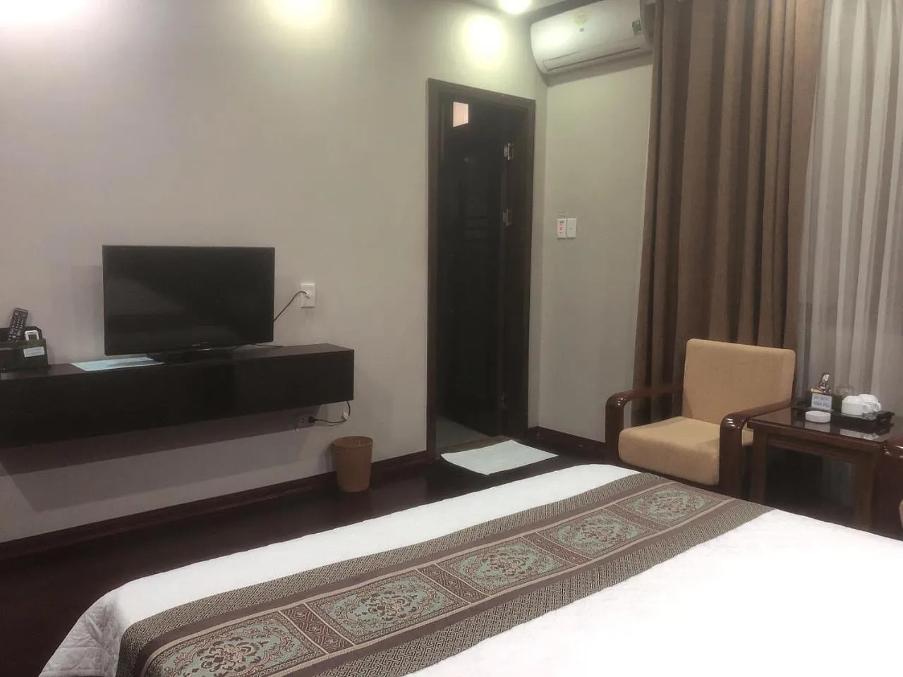 Living room, Bed in Holiday Hotel