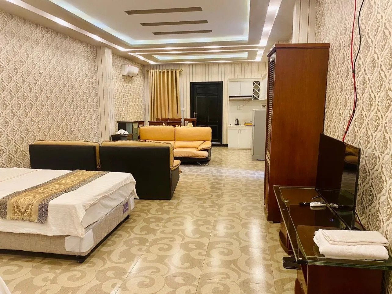 Living room, Bed in Holiday Hotel