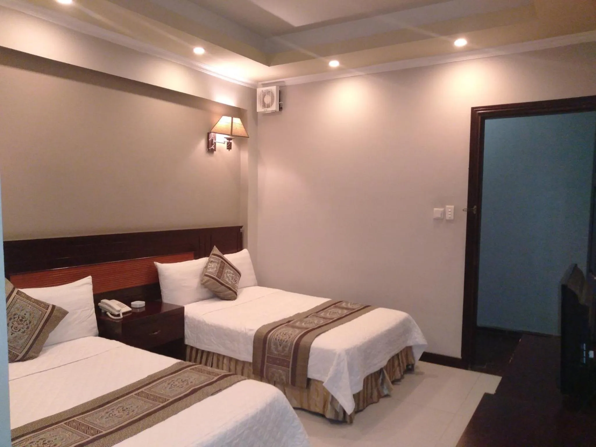 Photo of the whole room, Bed in Holiday Hotel