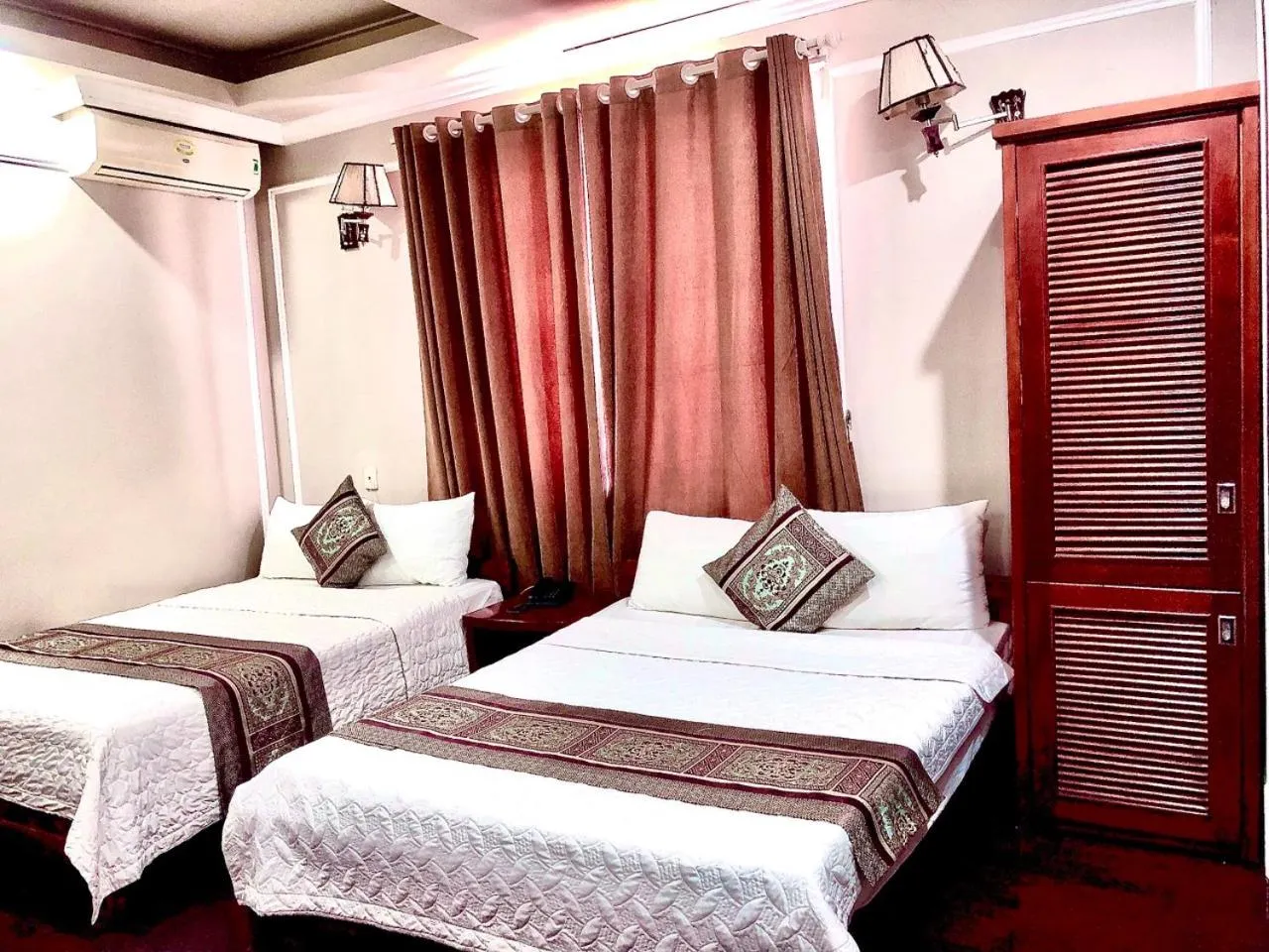 Photo of the whole room, Bed in Holiday Hotel