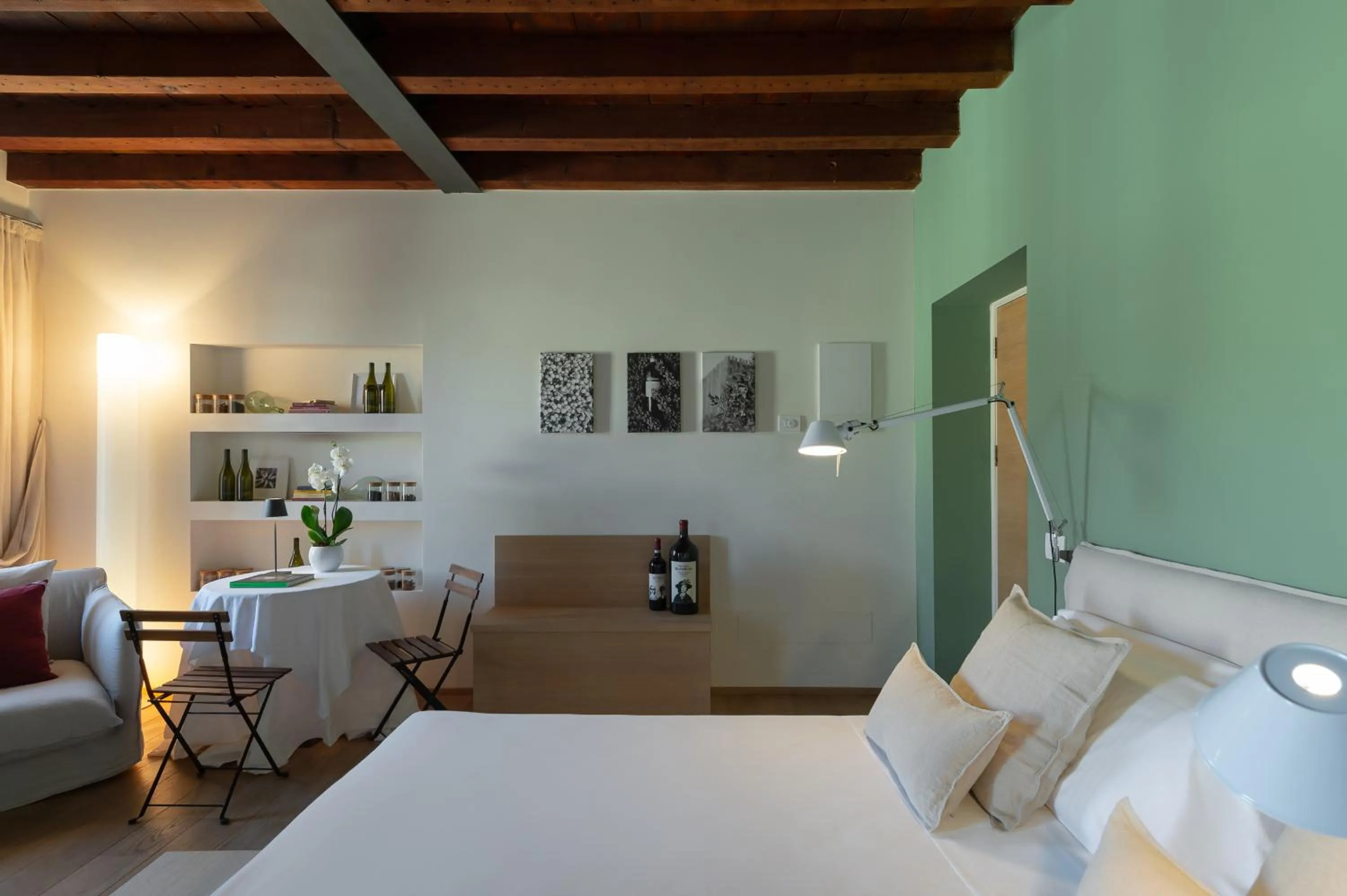 Photo of the whole room, Bed in Massimago Wine Suites