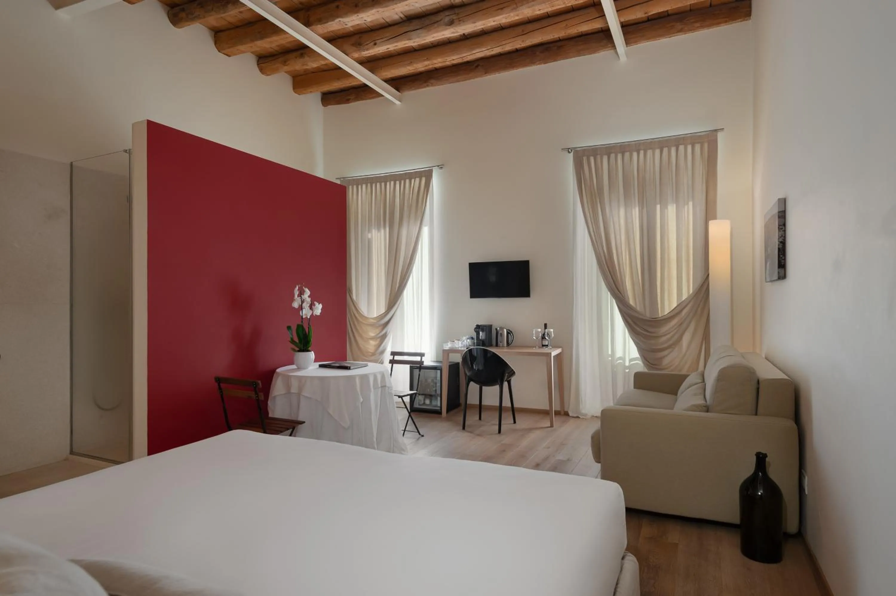 Photo of the whole room, Bed in Massimago Wine Suites