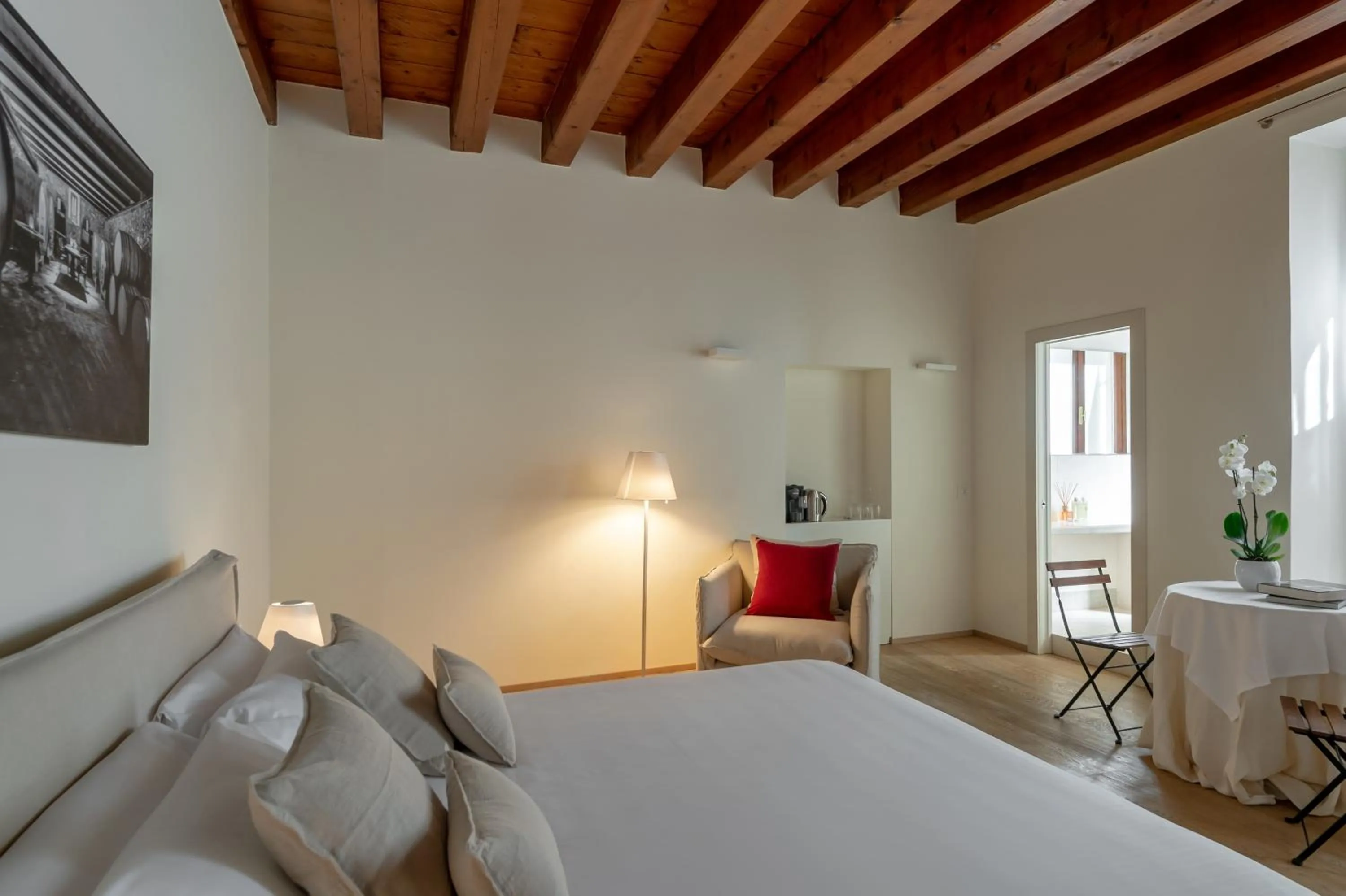 Photo of the whole room, Bed in Massimago Wine Suites