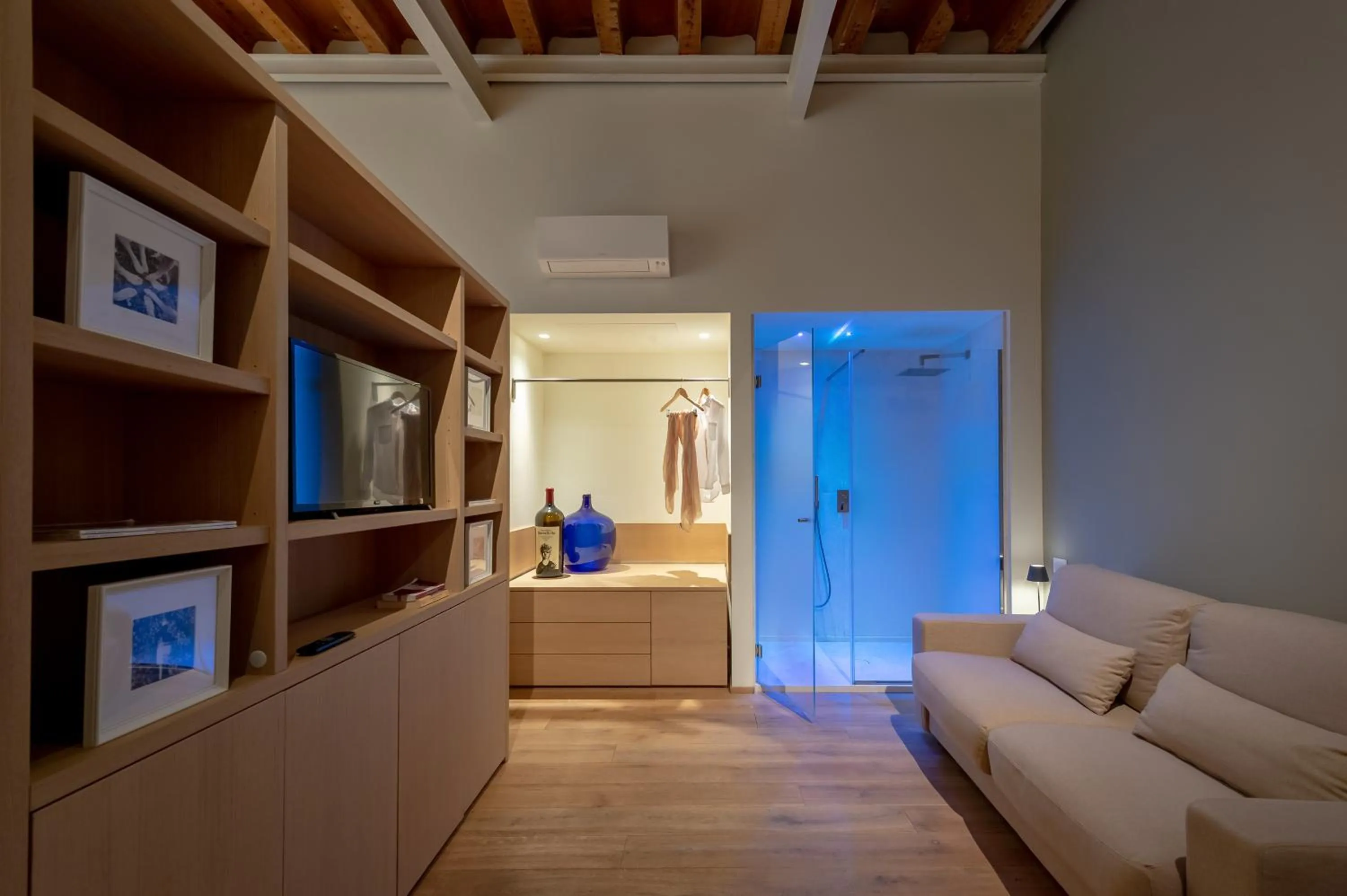 Photo of the whole room, Bed in Massimago Wine Suites