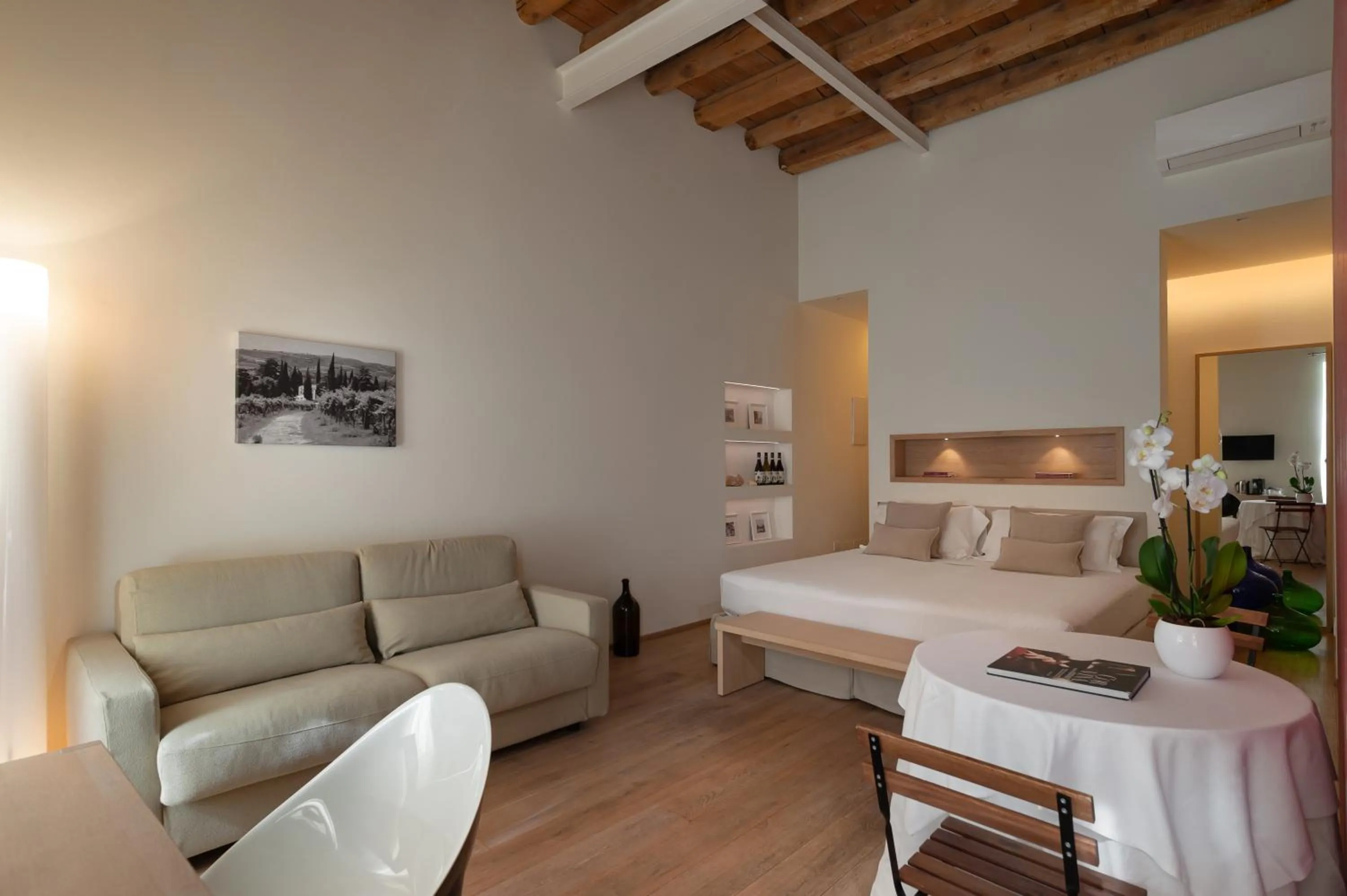 Photo of the whole room, Bed in Massimago Wine Suites