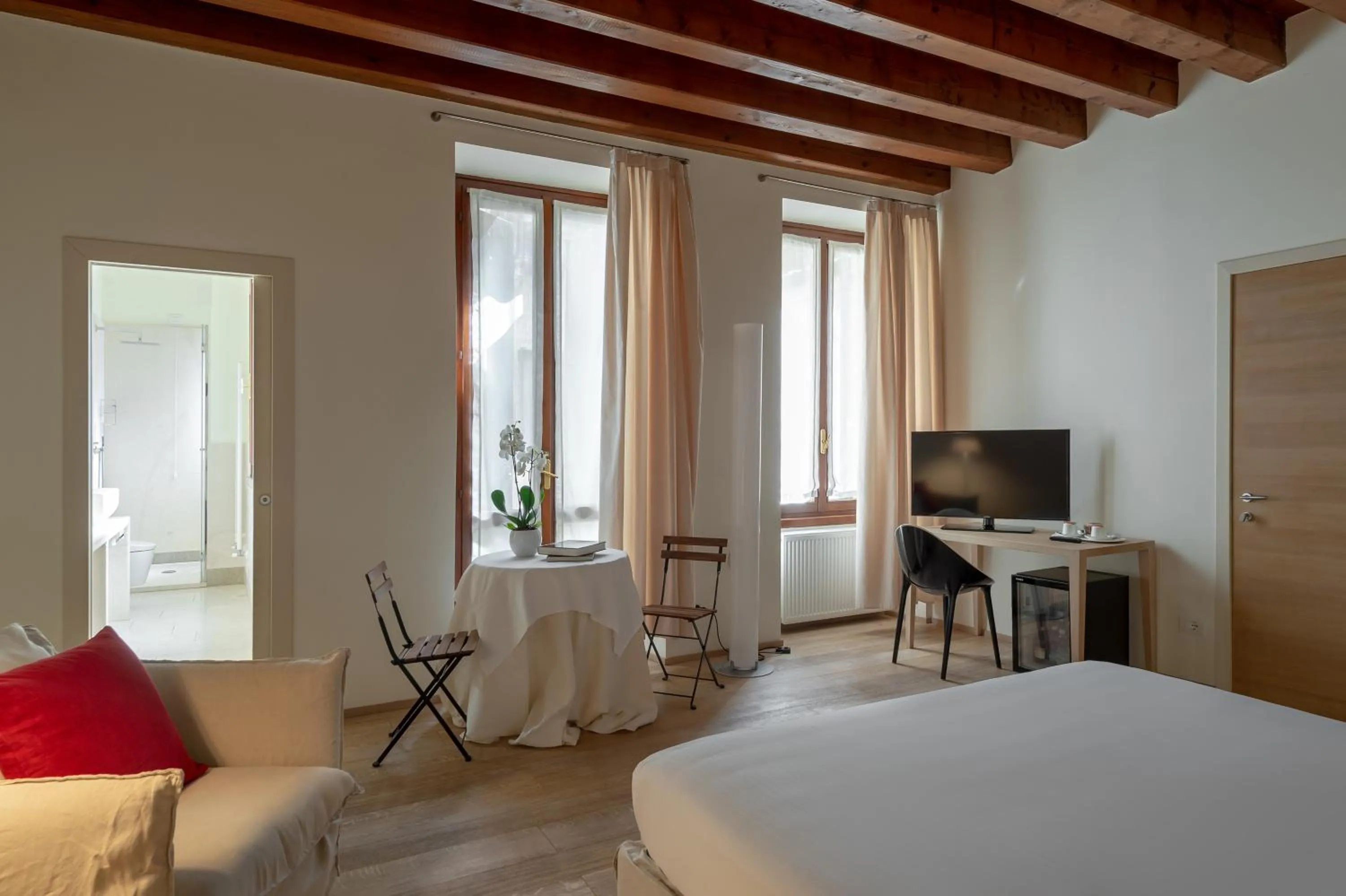 Photo of the whole room, Bed in Massimago Wine Suites