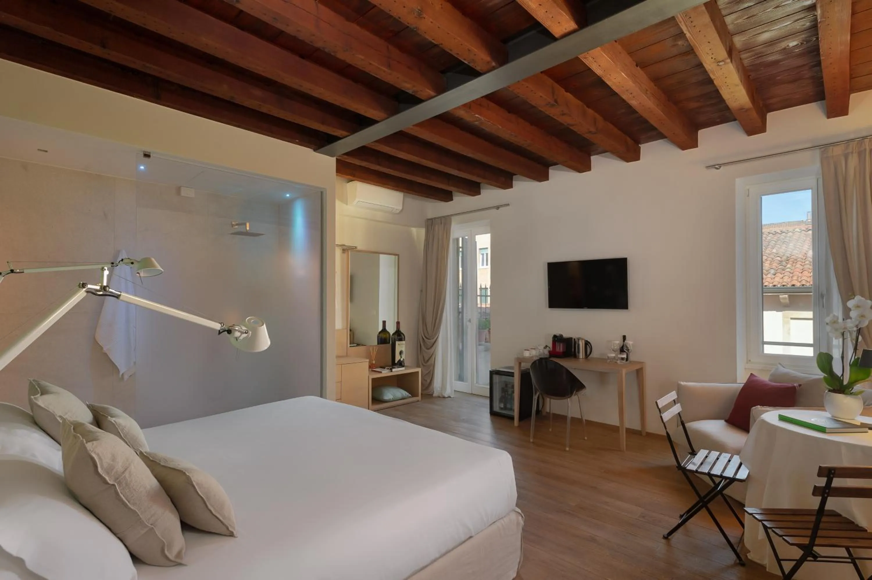 Photo of the whole room, Bed in Massimago Wine Suites