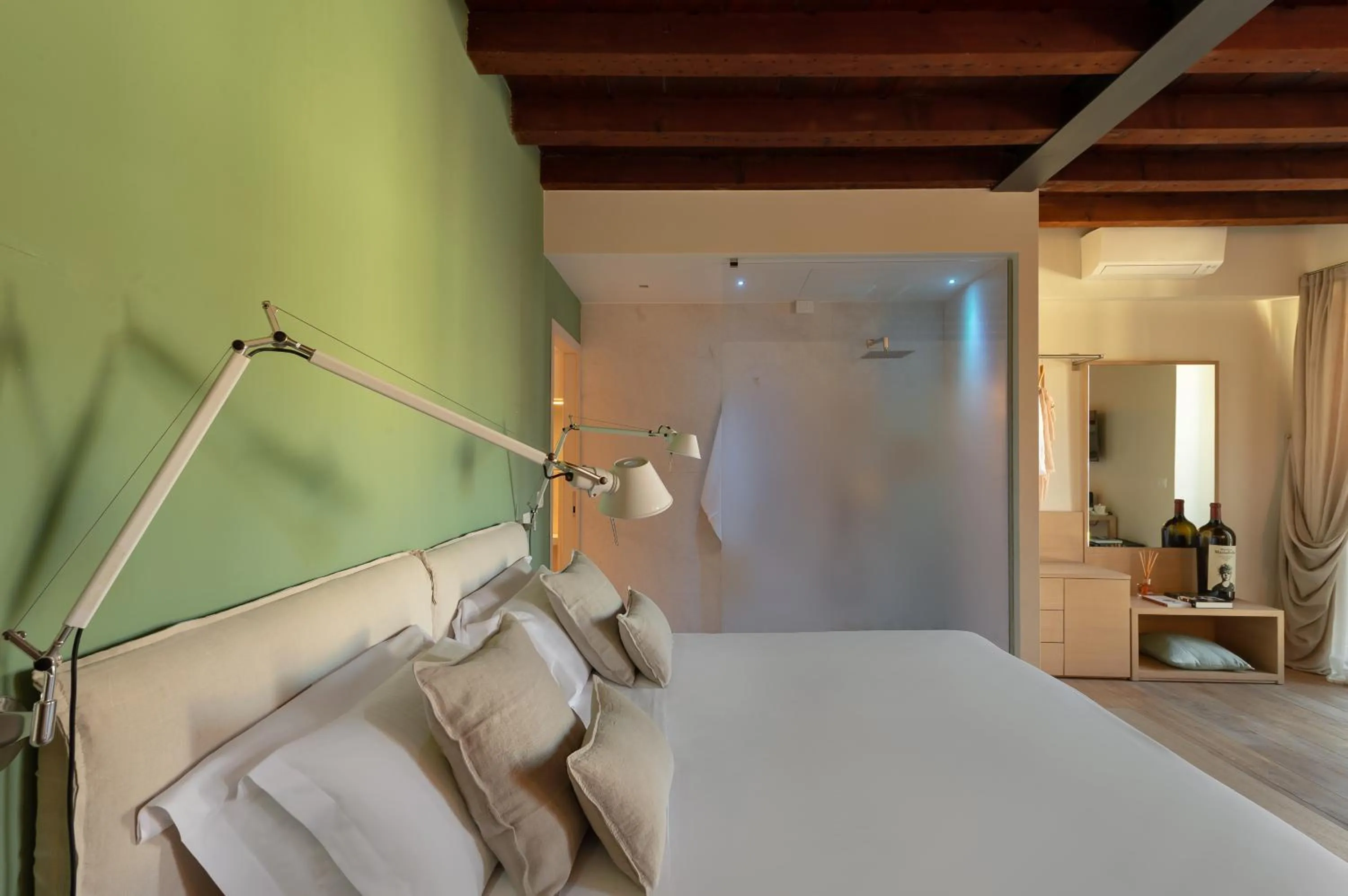 Photo of the whole room, Bed in Massimago Wine Suites