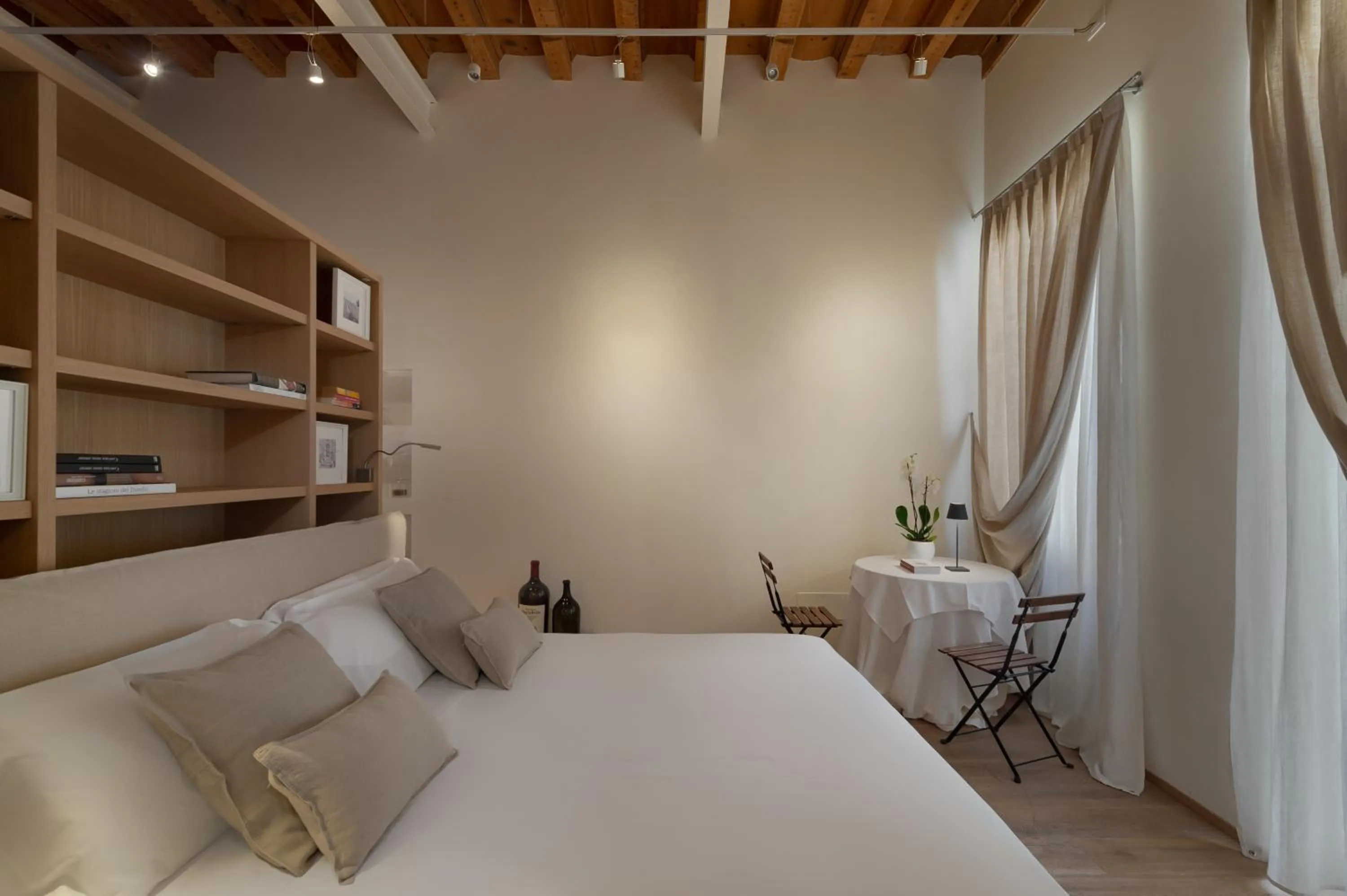 Bed in Massimago Wine Suites
