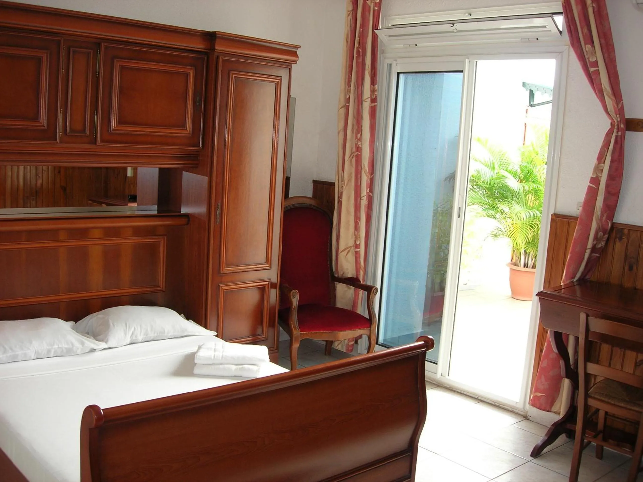 Bedroom, Bed in Hôtel Le Nathania
