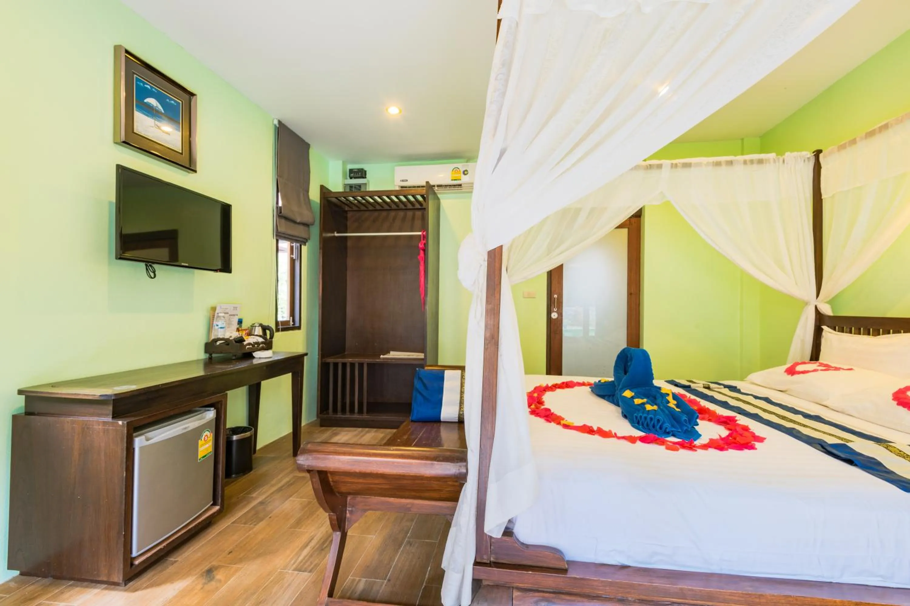 Photo of the whole room, Bed in Koh Tao Beach Club