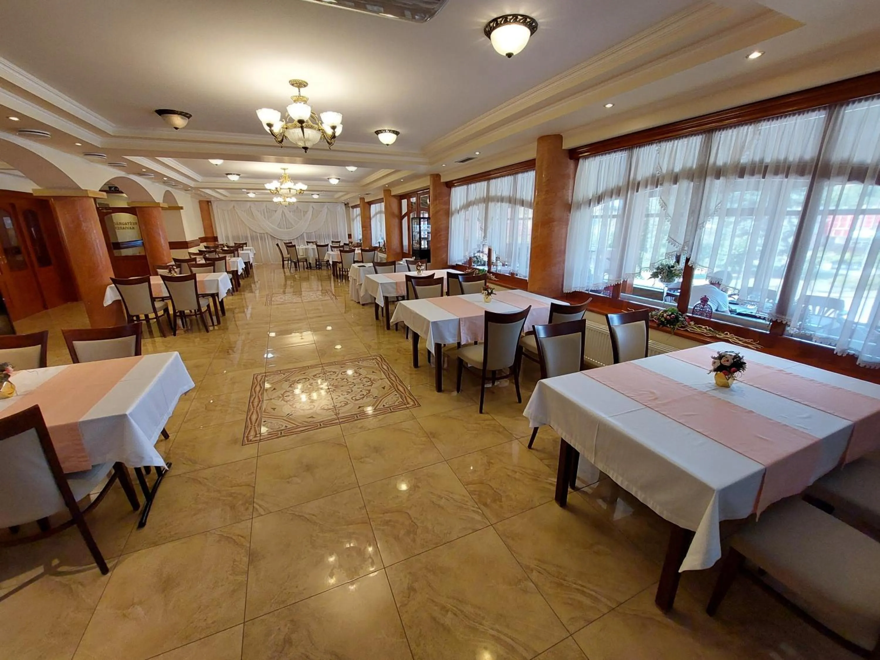 Restaurant/places to eat in Hotel Alfa