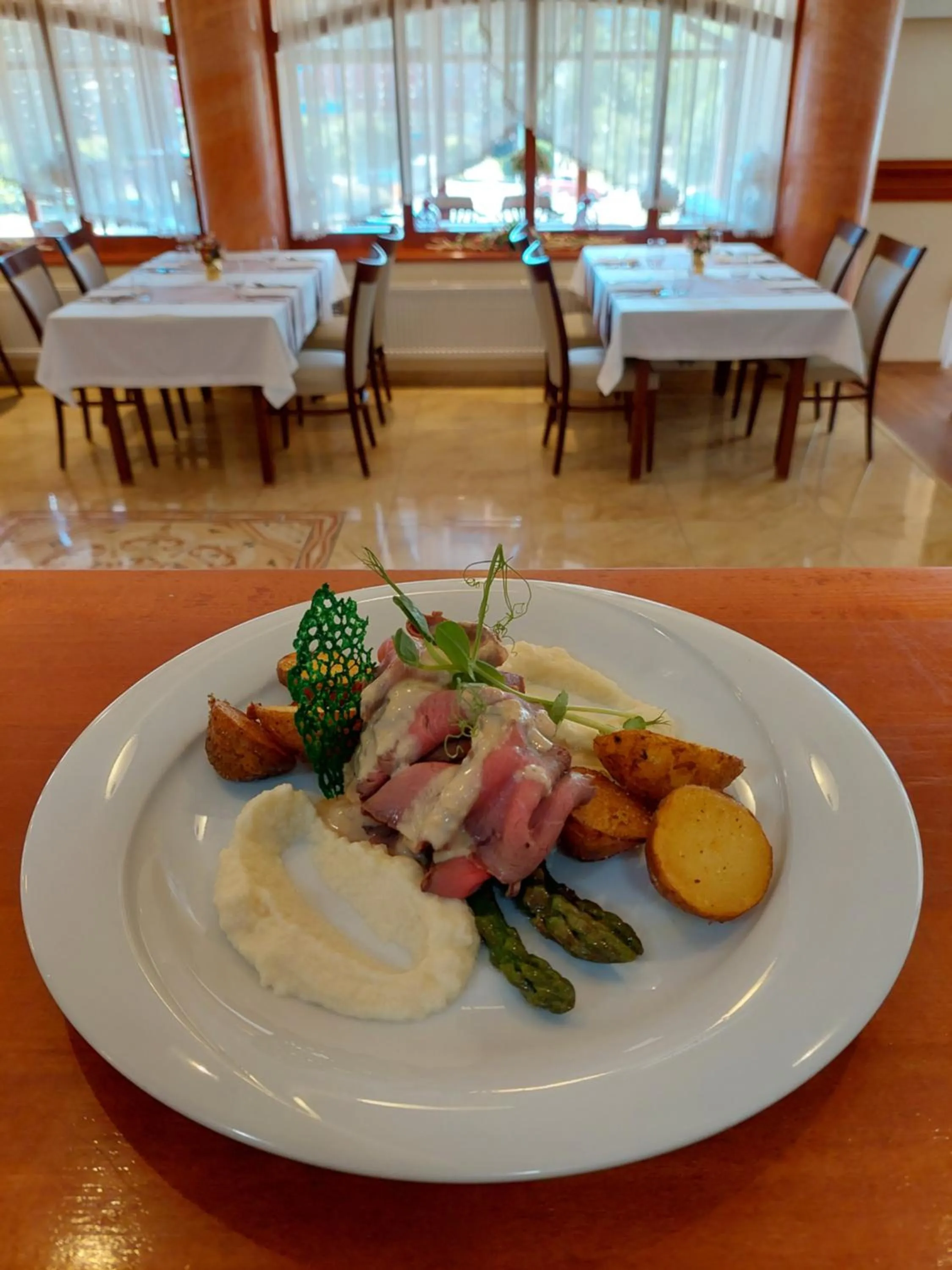 Restaurant/places to eat in Hotel Alfa