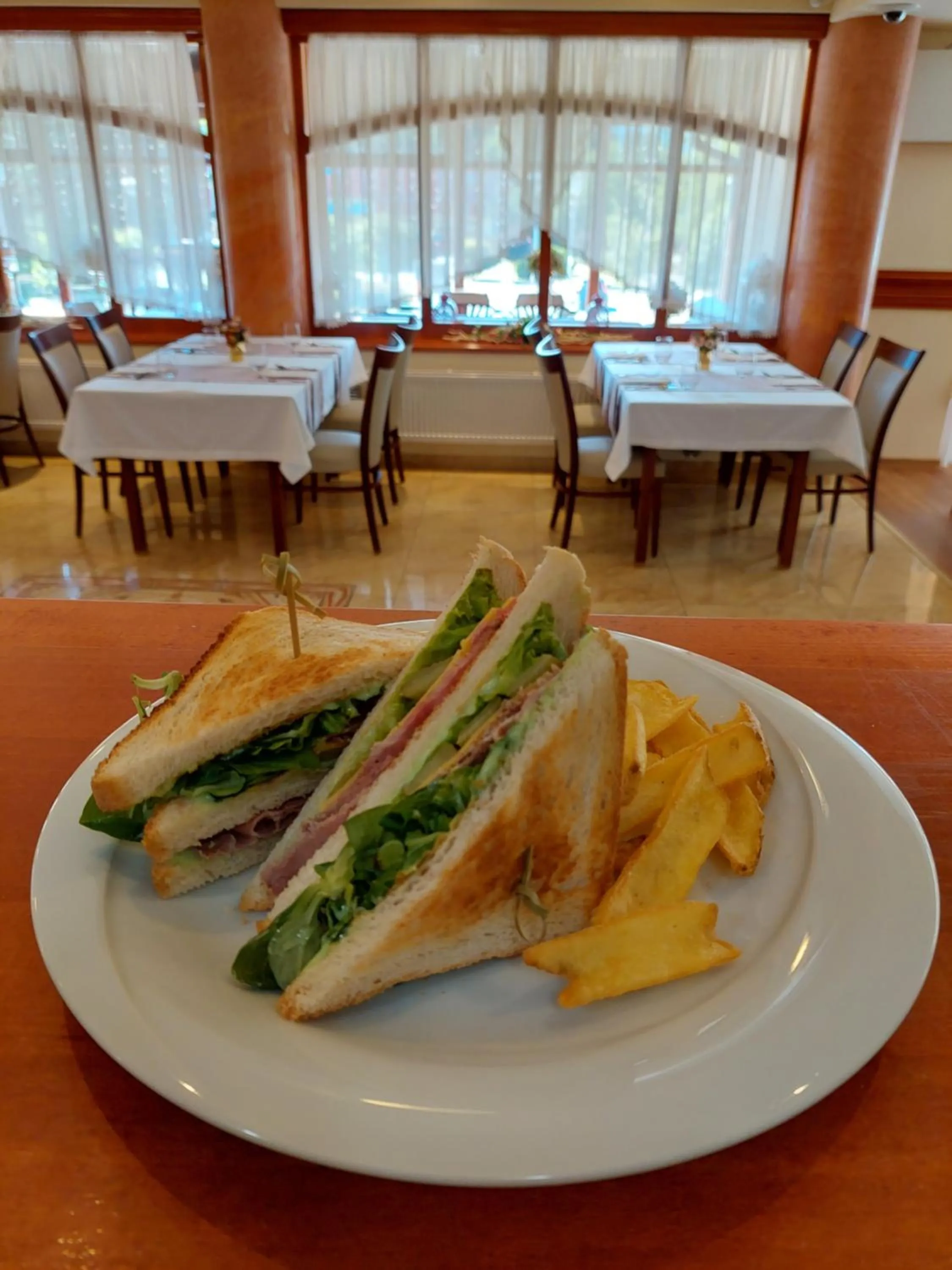 Restaurant/places to eat in Hotel Alfa