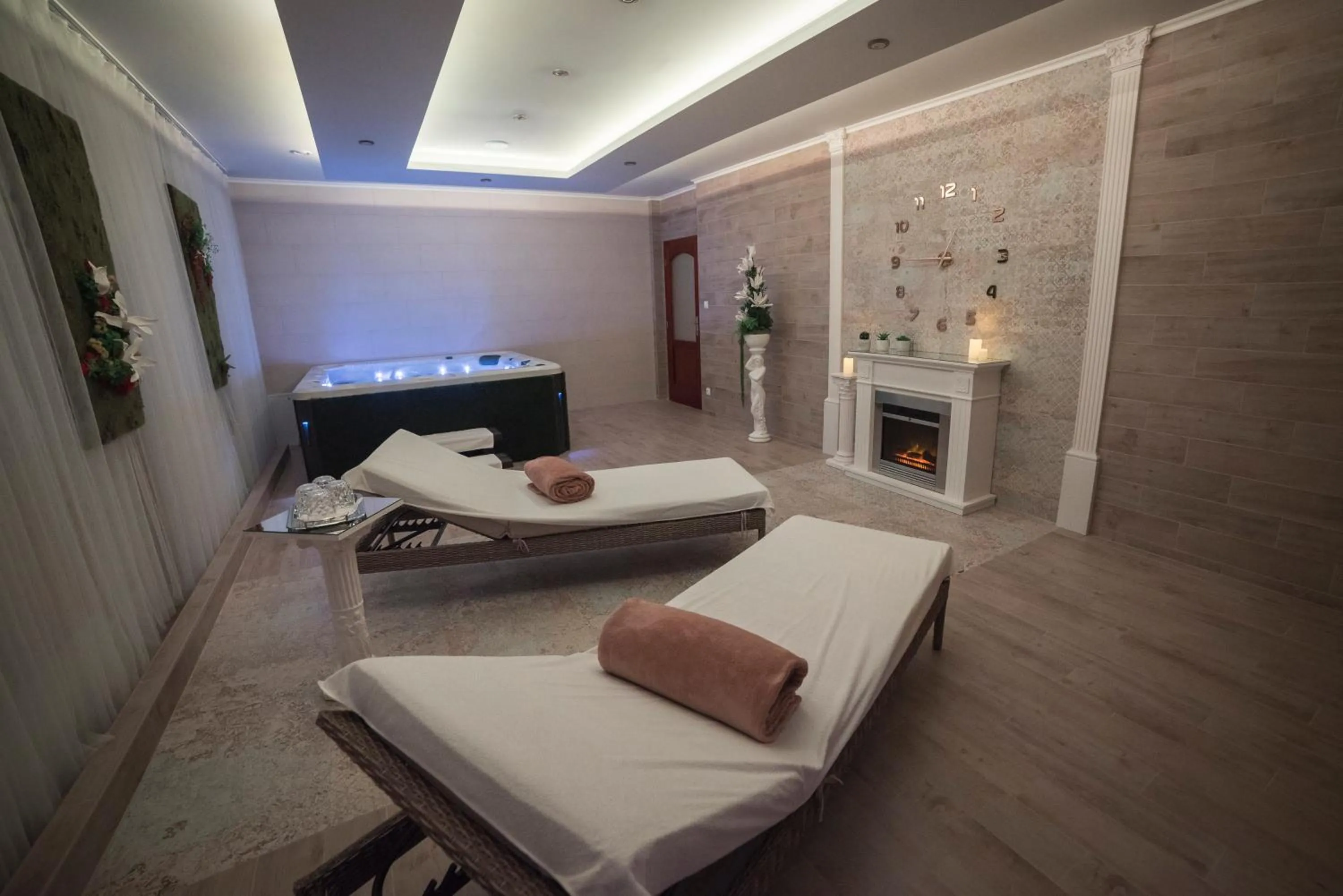 Hot Tub, Bed in Hotel Alfa