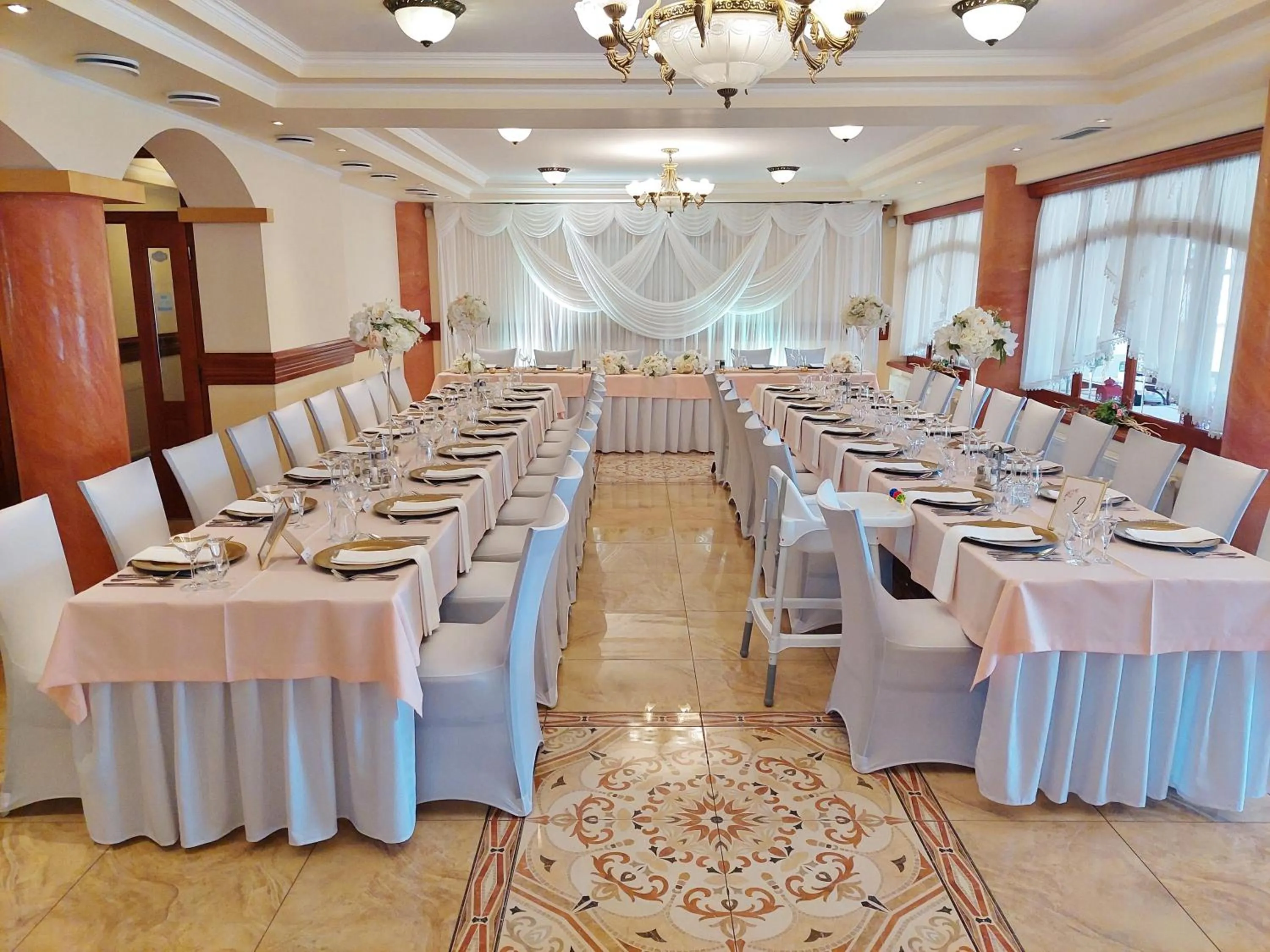 Restaurant/places to eat in Hotel Alfa