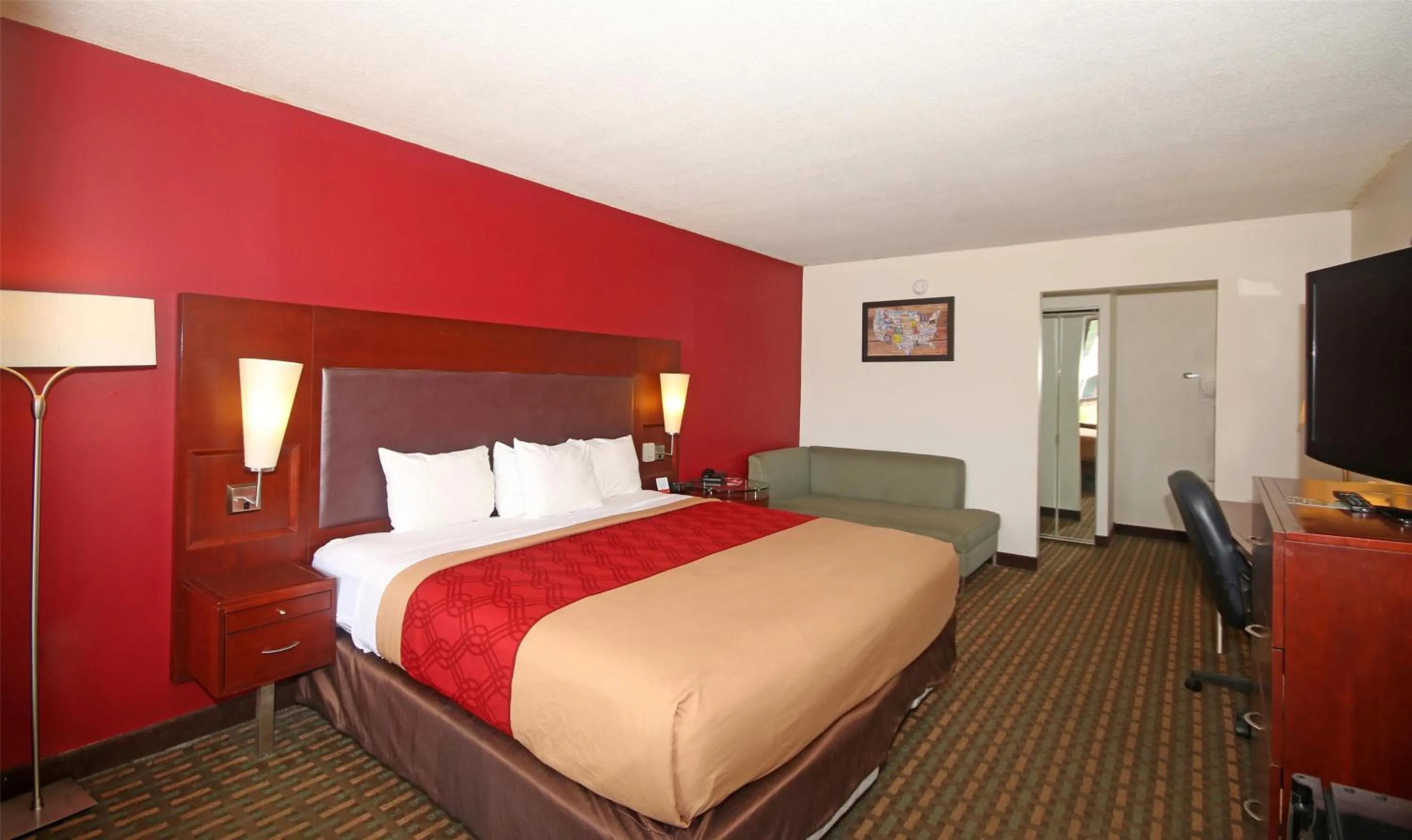 Bedroom, Bed in Knights Inn Pilot Mountain