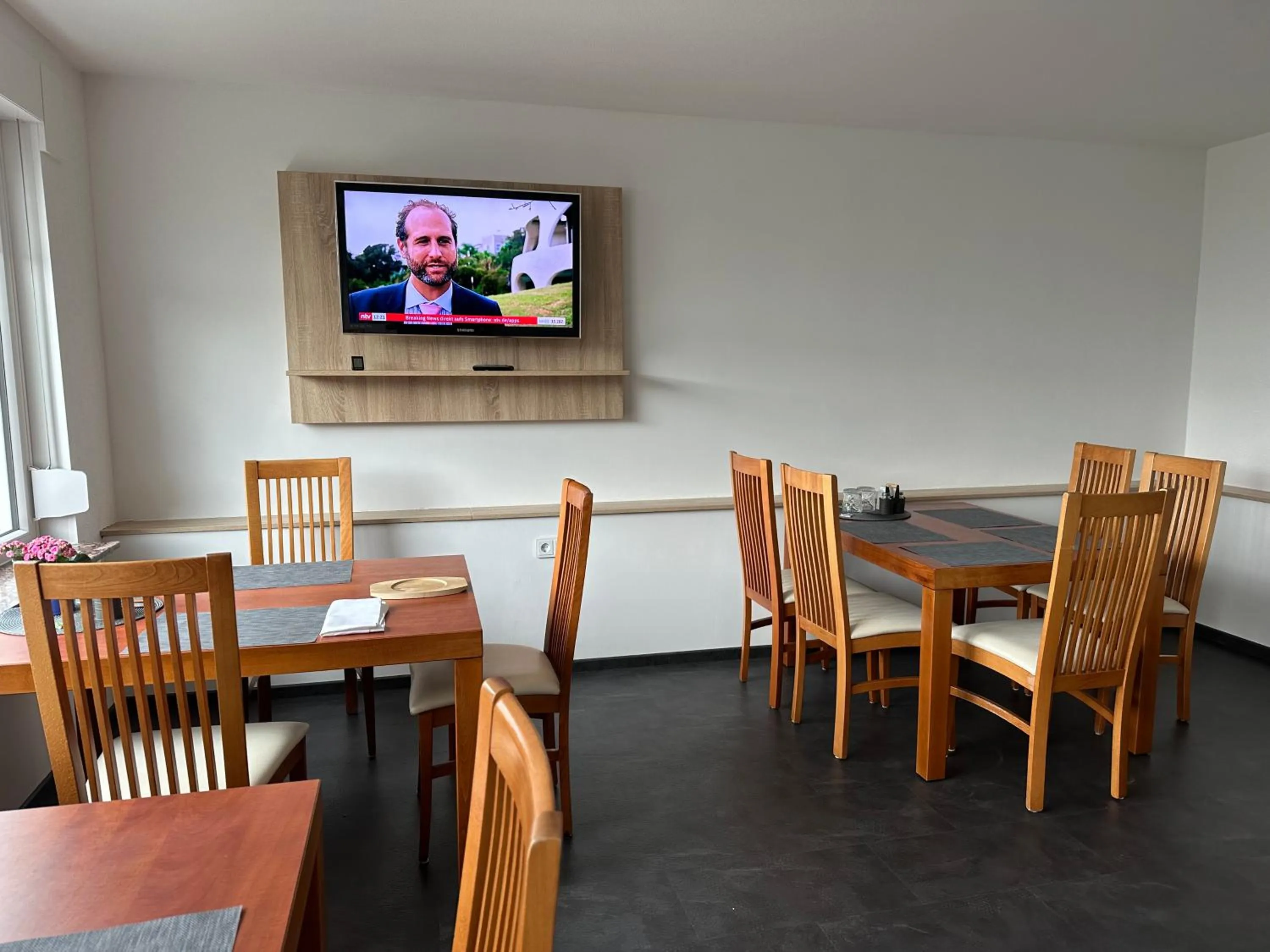 Communal lounge/ TV room in Villa Schaumburg - Boutique Hotel