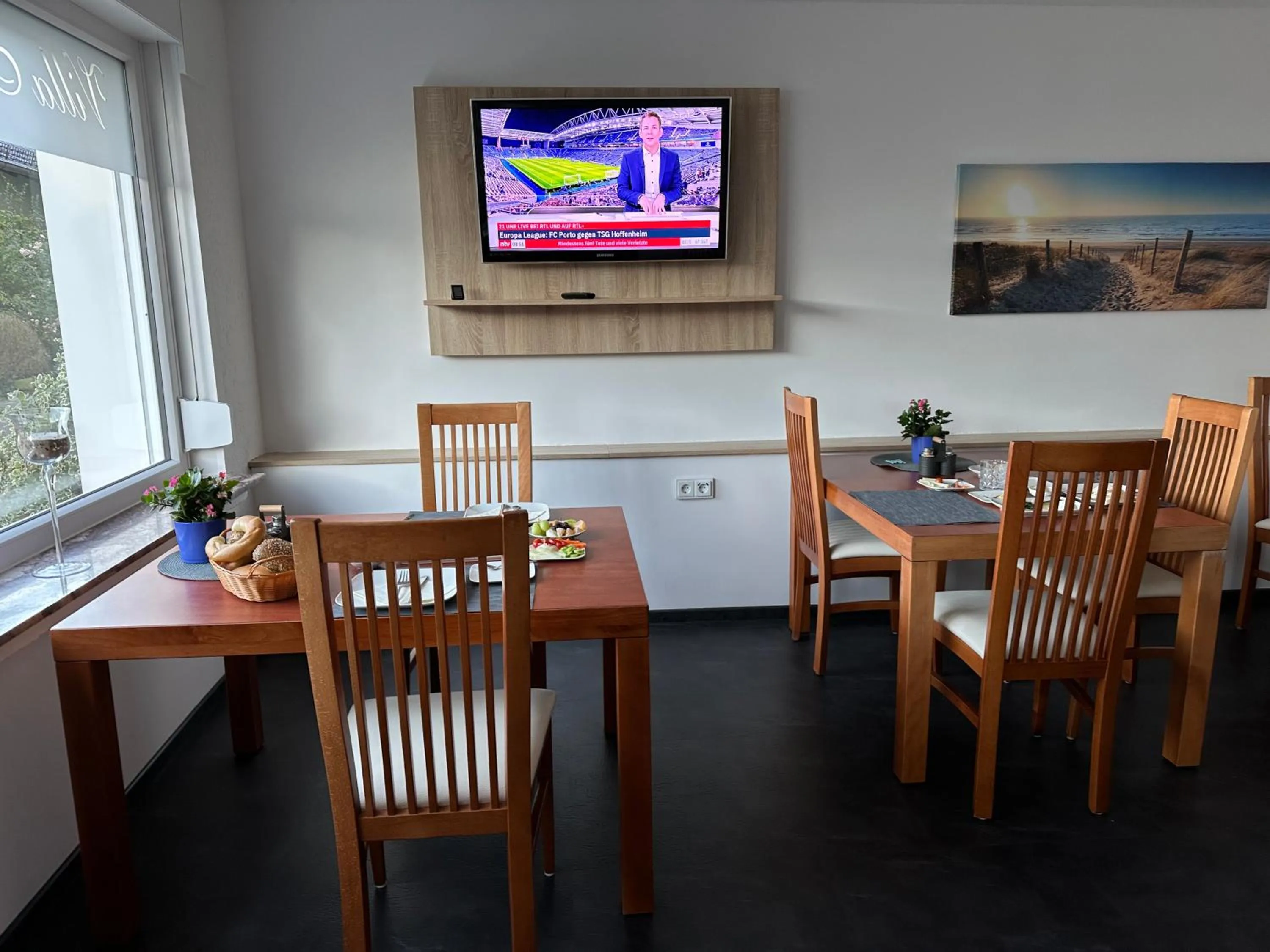 Communal lounge/ TV room in Villa Schaumburg - Boutique Hotel