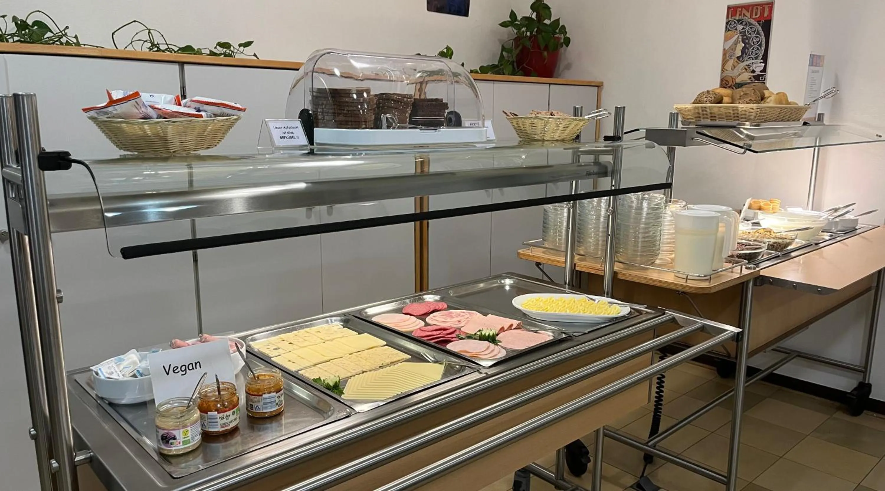 Breakfast in Jugendherberge Aachen - Membership required