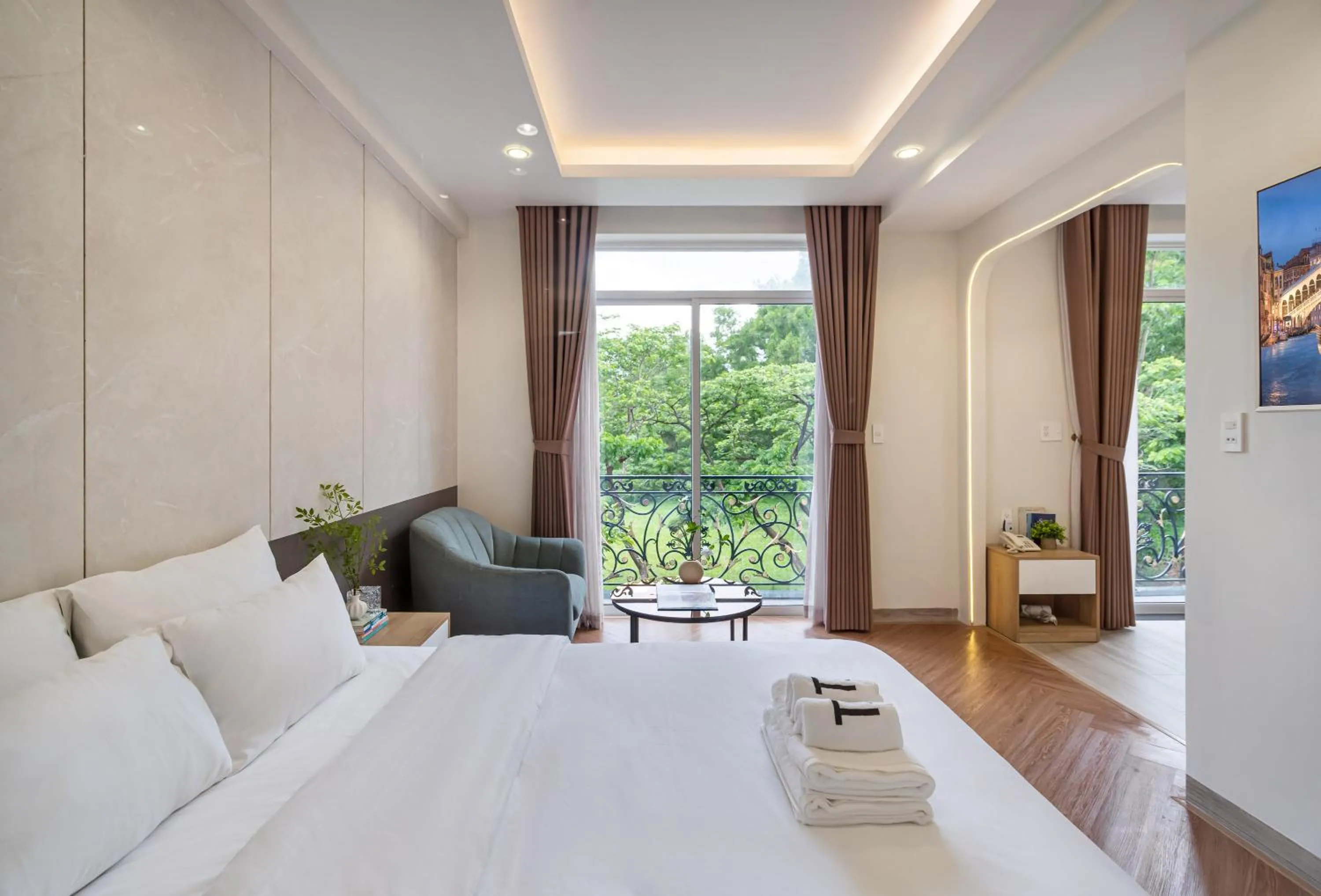 Suite with Lake View in The Royal Healing - Phu My Hung