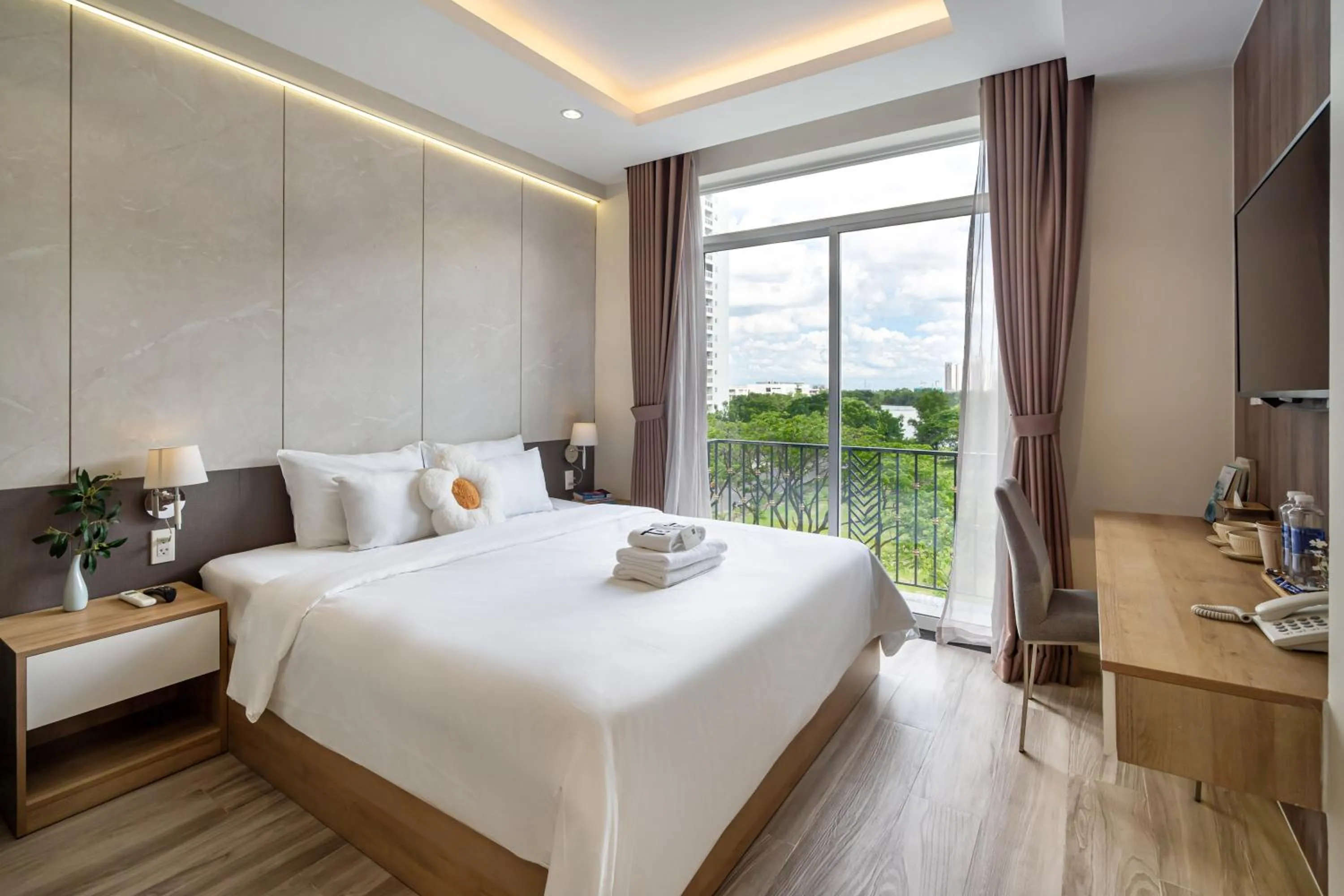 Deluxe Queen Room in The Royal Healing - Phu My Hung